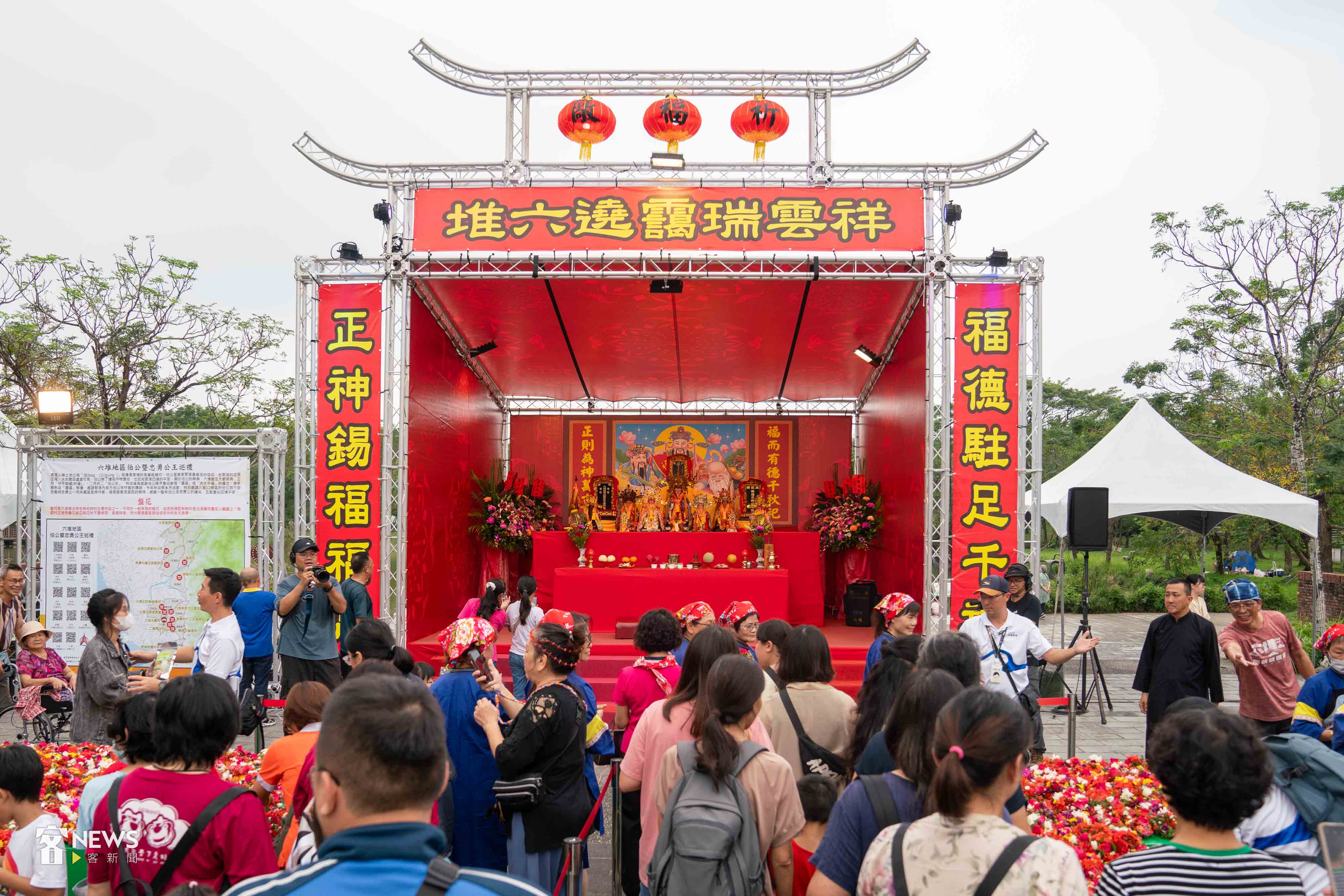 民眾們以自己疊的盤花來敬奉福廠伯公。李台源攝