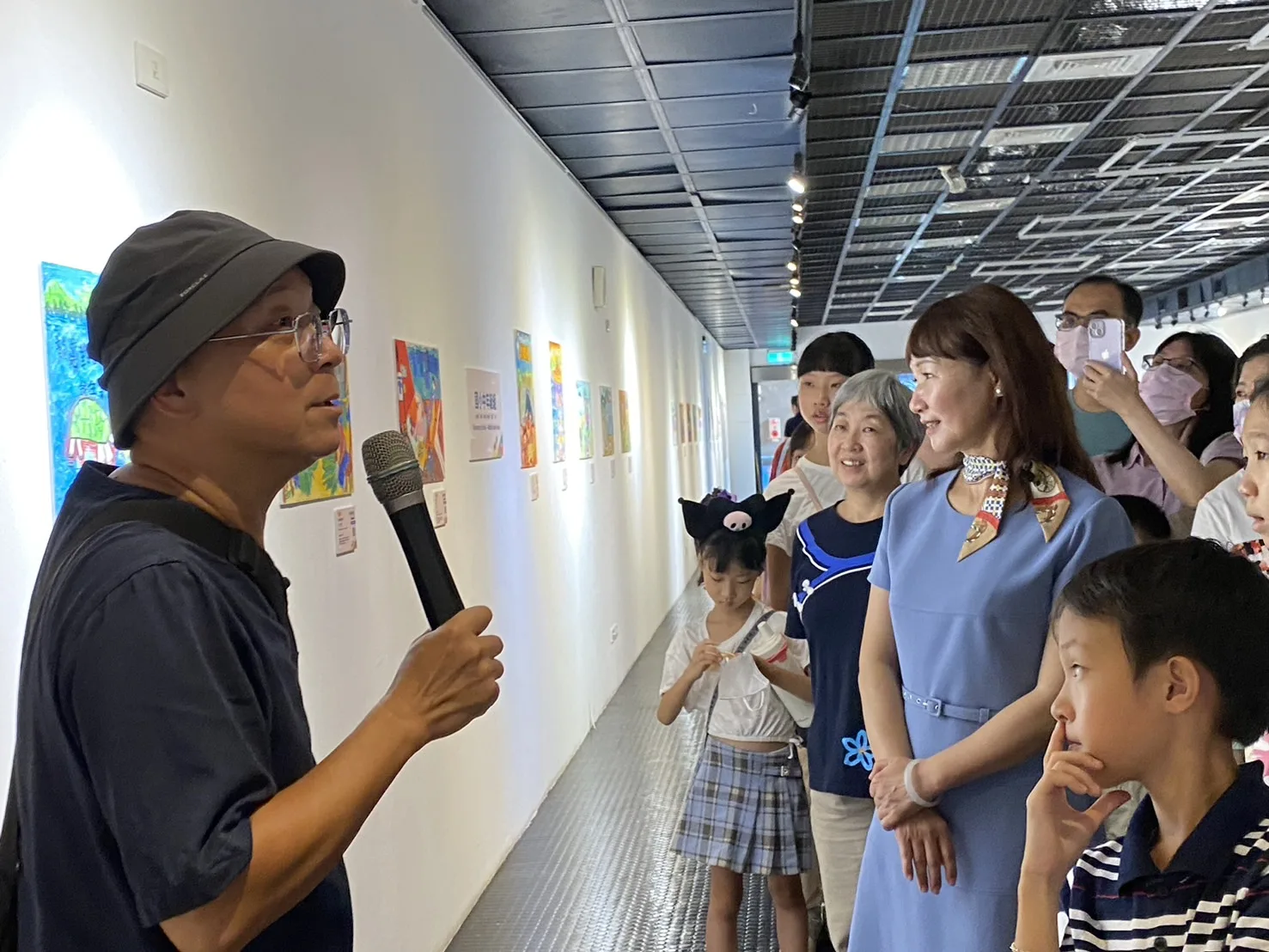 屏東大學張重金教授導賞美濃藝穗節繪畫比賽優勝作品。高雄市客委會提供