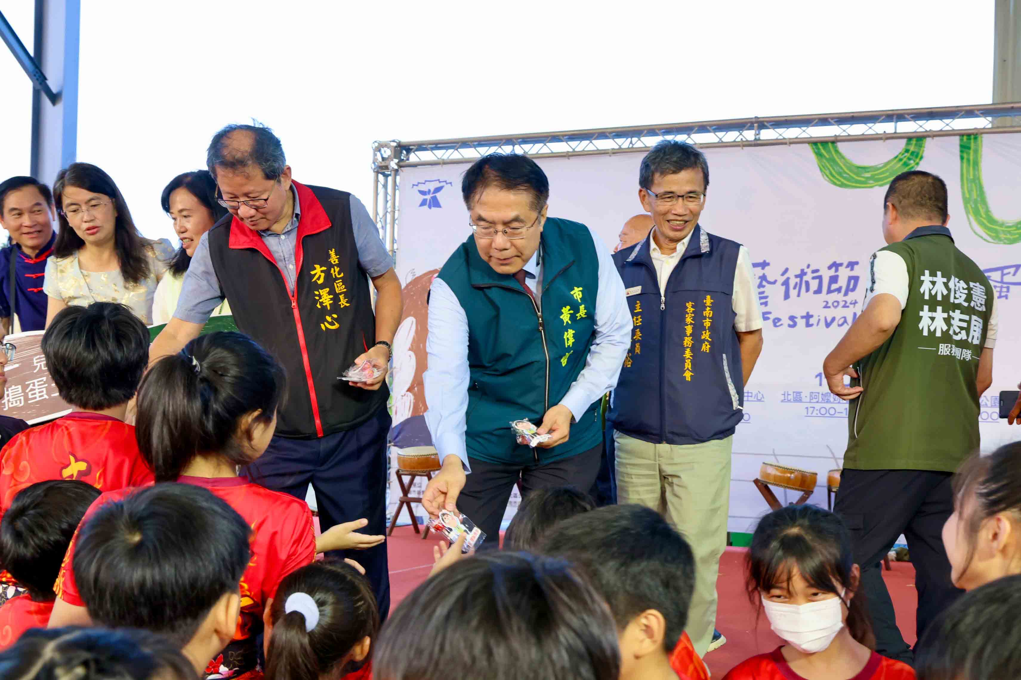 台南市長黃偉哲與台南市客委會主委陳新裕發放小禮物。台南市客委會提供