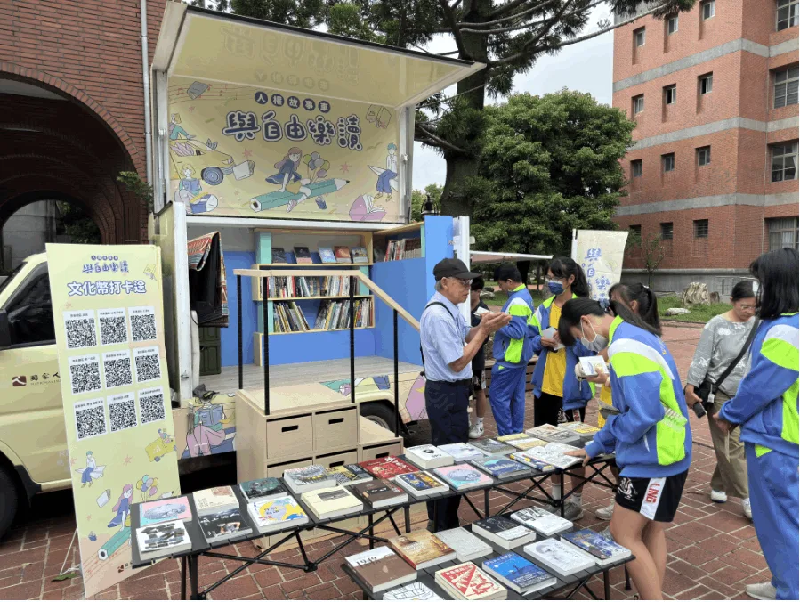 參加人權故事車閱讀活動的同學，把握機會，與生哥討論他的作品以及生命故事。國家人權博物館提供