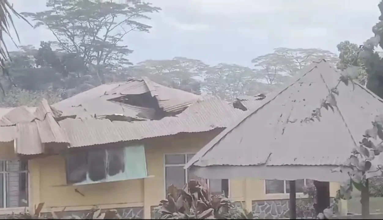 拉基拉基火山爆發，厚重火山灰覆蓋民宅。取自FB／Rudi Imelda