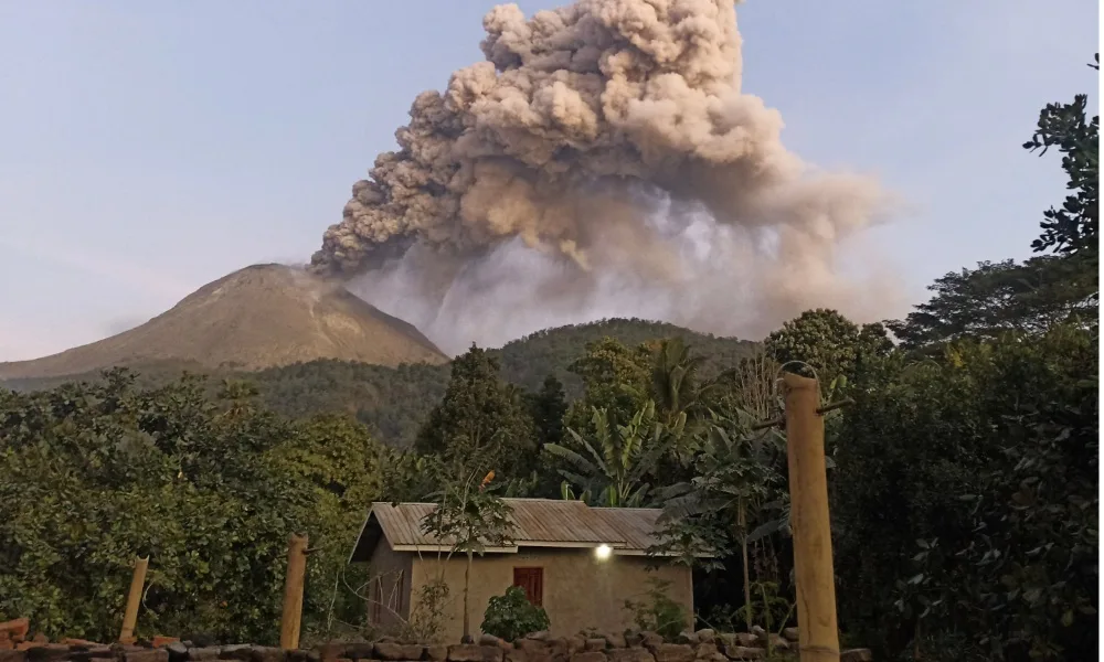 印尼拉基拉基火山爆發。取自X／ArianaNews