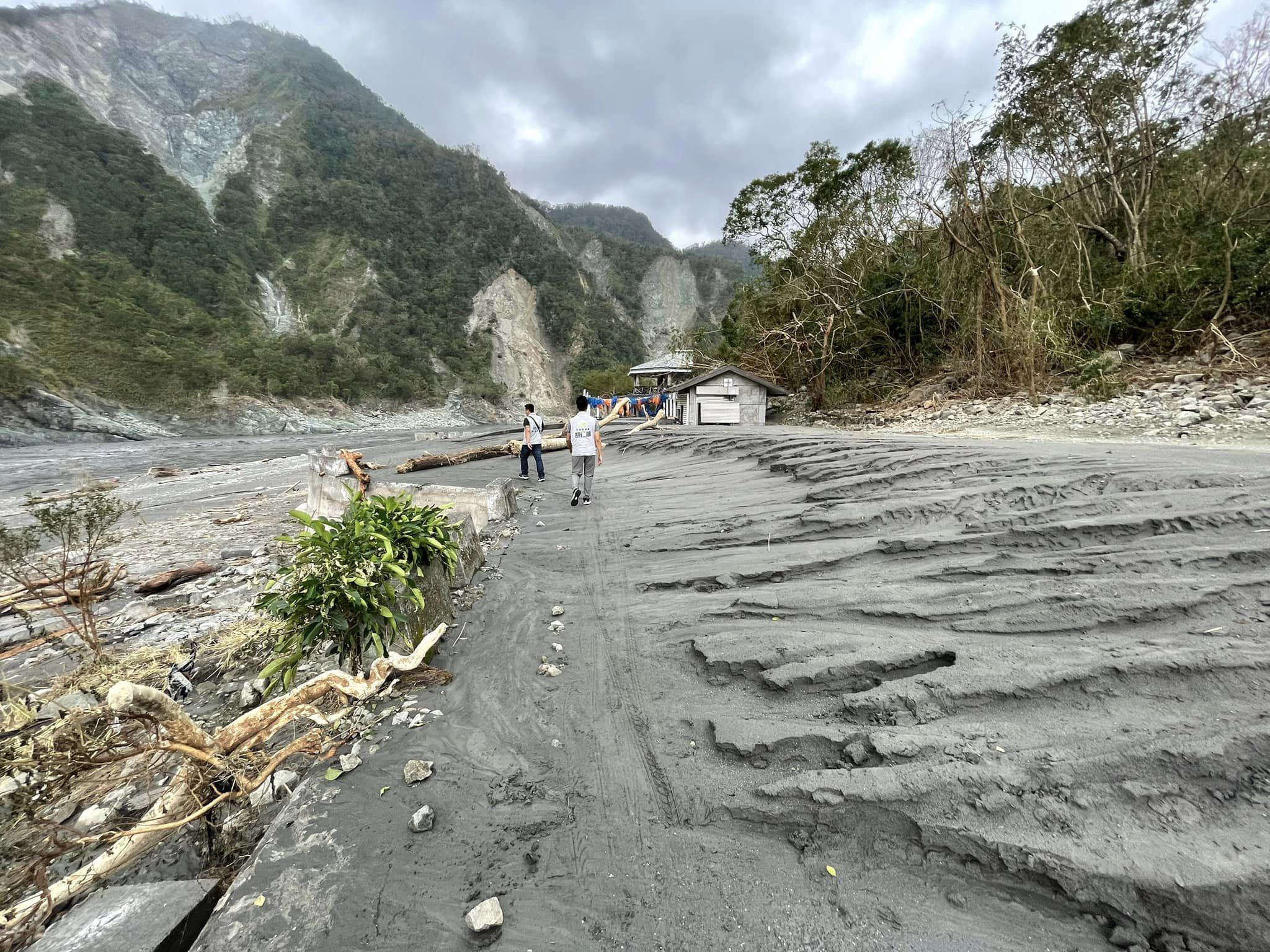 議員指出此處是縣管排水系統,去年發包興建,今年就被大水沖毀。翻攝自胡仁順-花蓮縣議員FB
