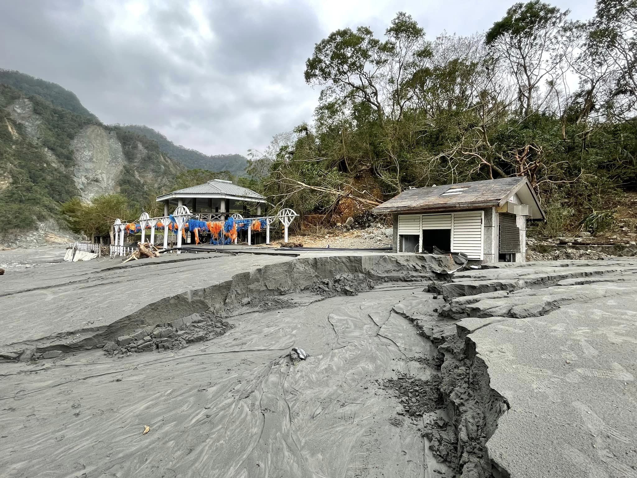 花蓮瑞穗瑞北坑排水基礎遭颱風康芮破壞。翻攝自胡仁順-花蓮縣議員FB