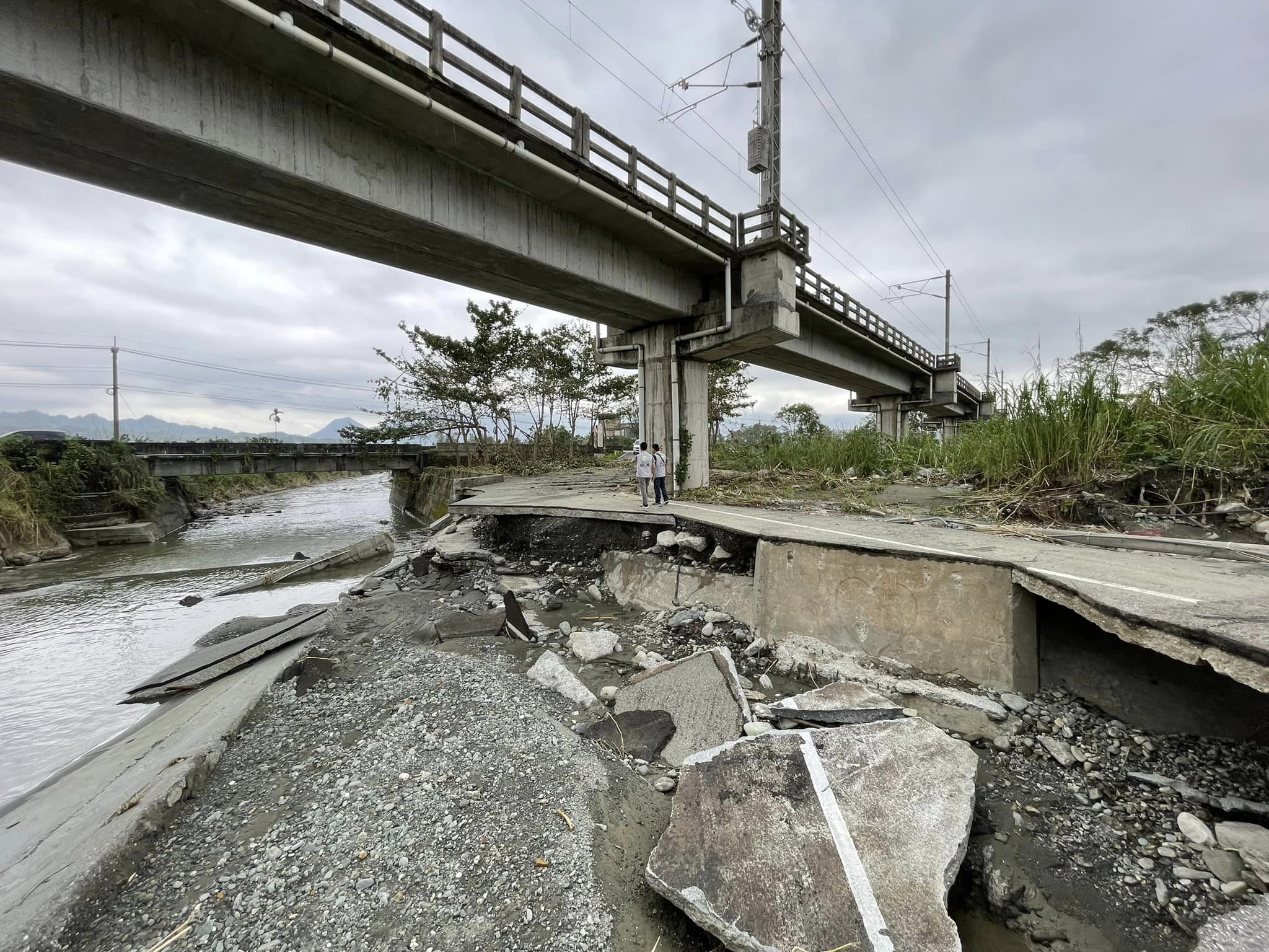 瑞穗瑞北坑排水基礎遭颱風影響掏空,花東鐵道梁柱立於此,安全堪憂。翻攝自胡仁順-花蓮縣議員FB