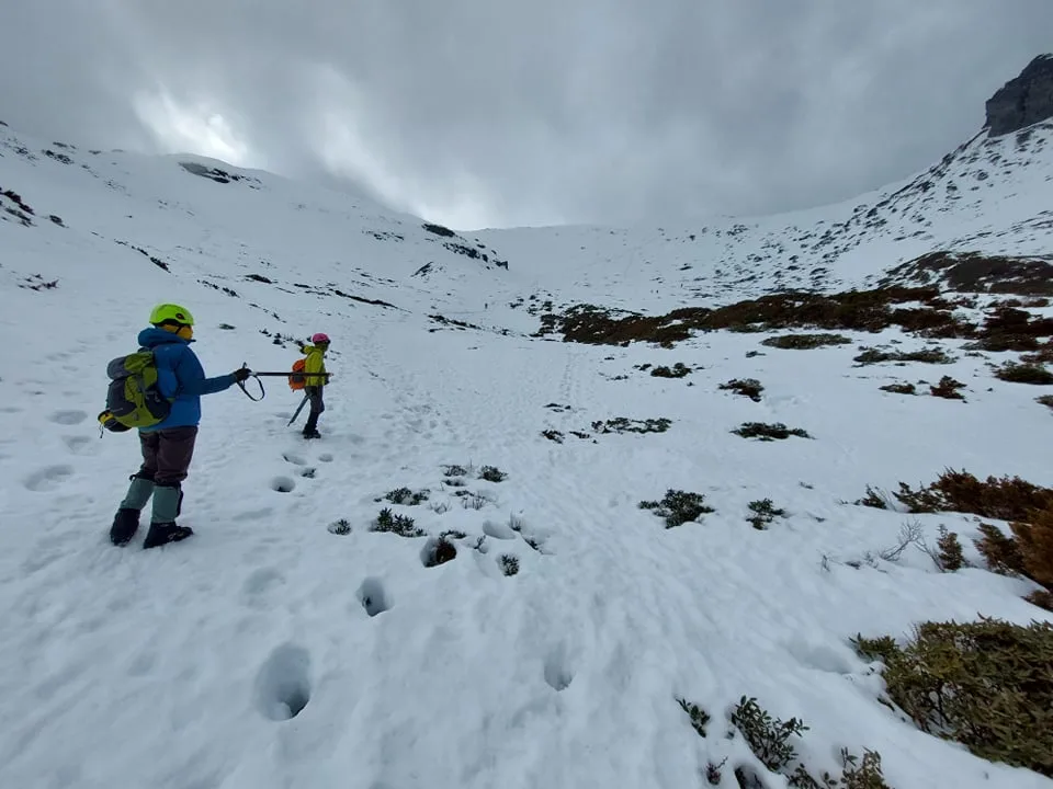 雪季期間攀登雪山應注意保暖準備，並留意積雪或結冰等濕滑步道。雪霸國家公園管理處提供