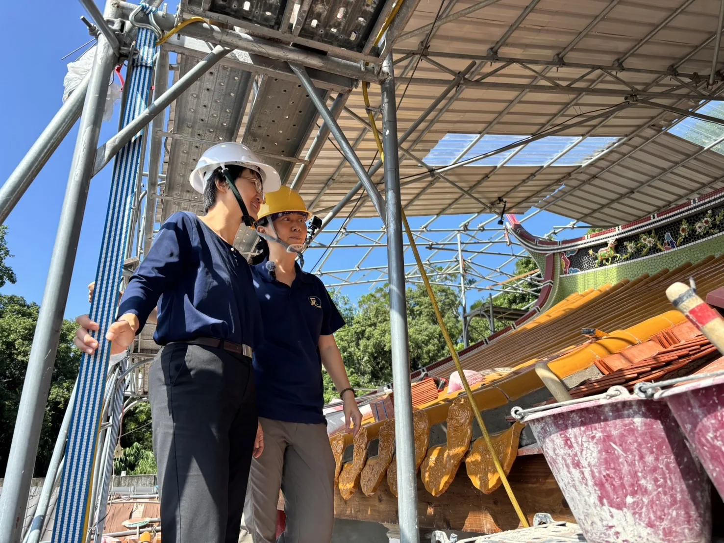 古秀妃訪視客家國寶級瓦作匠師基地。客委會提供