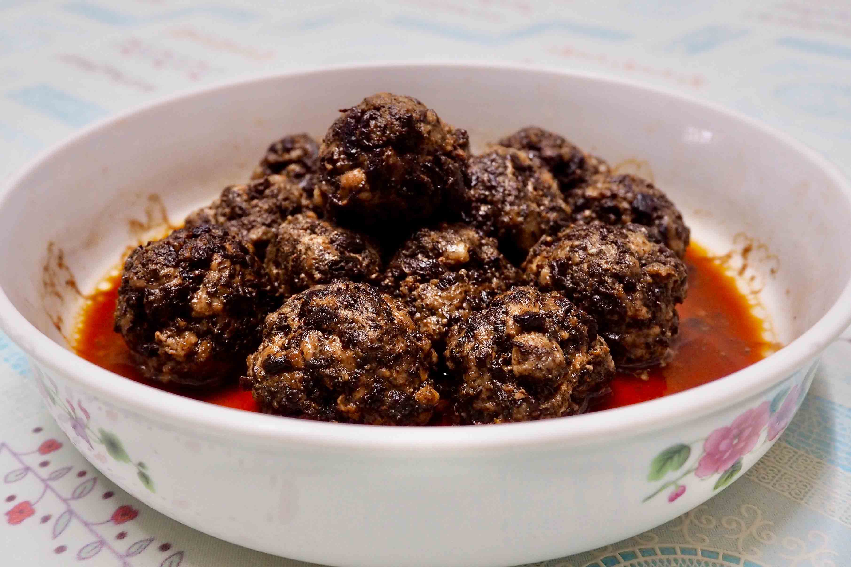 用鹹菜乾做肉丸子，比用鹹菜乾做梅乾扣肉，更常出現在客家日常餐桌。蕭秀琴攝