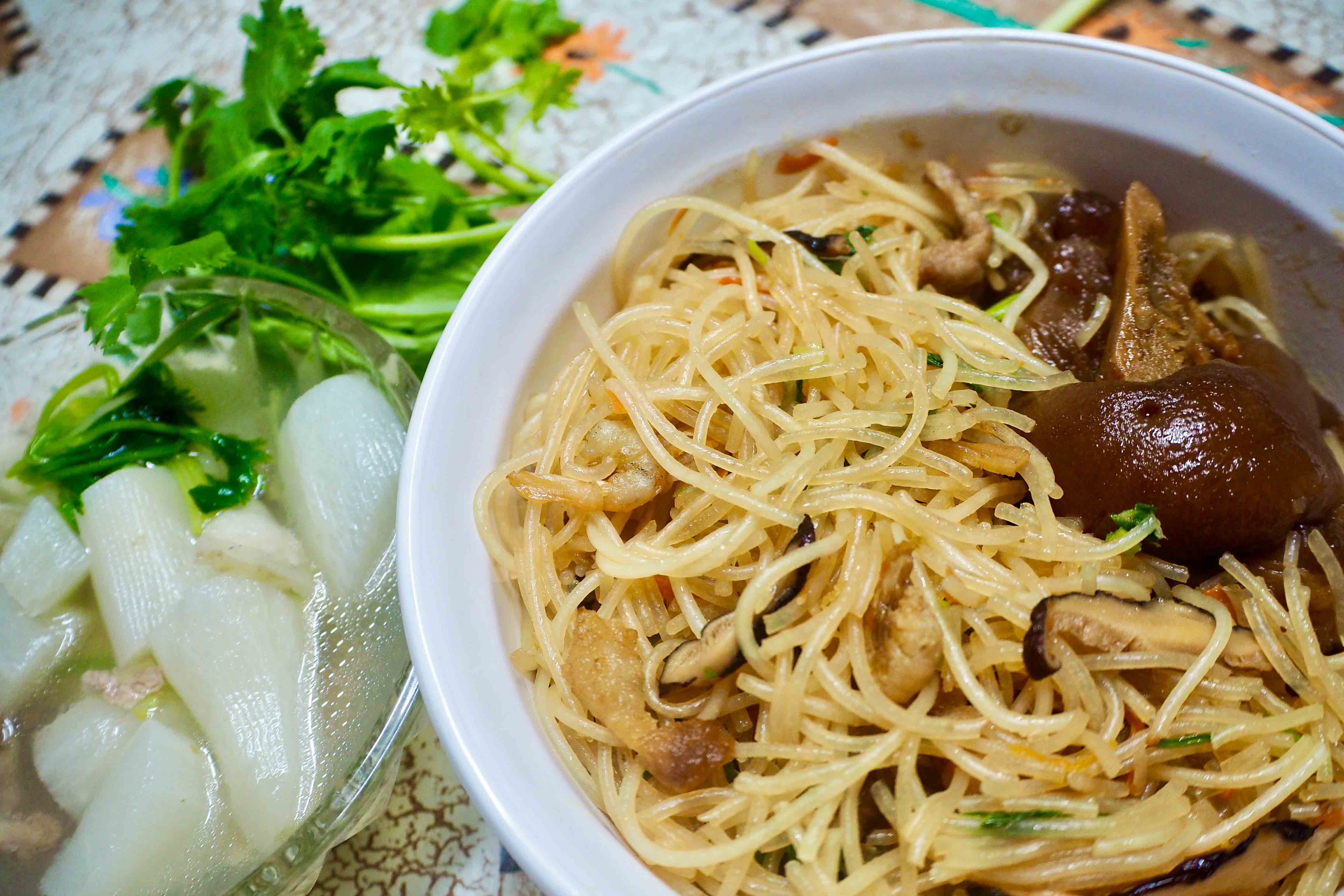 炒米粉是客家人聚會經常出現的一道料理。蕭秀琴攝