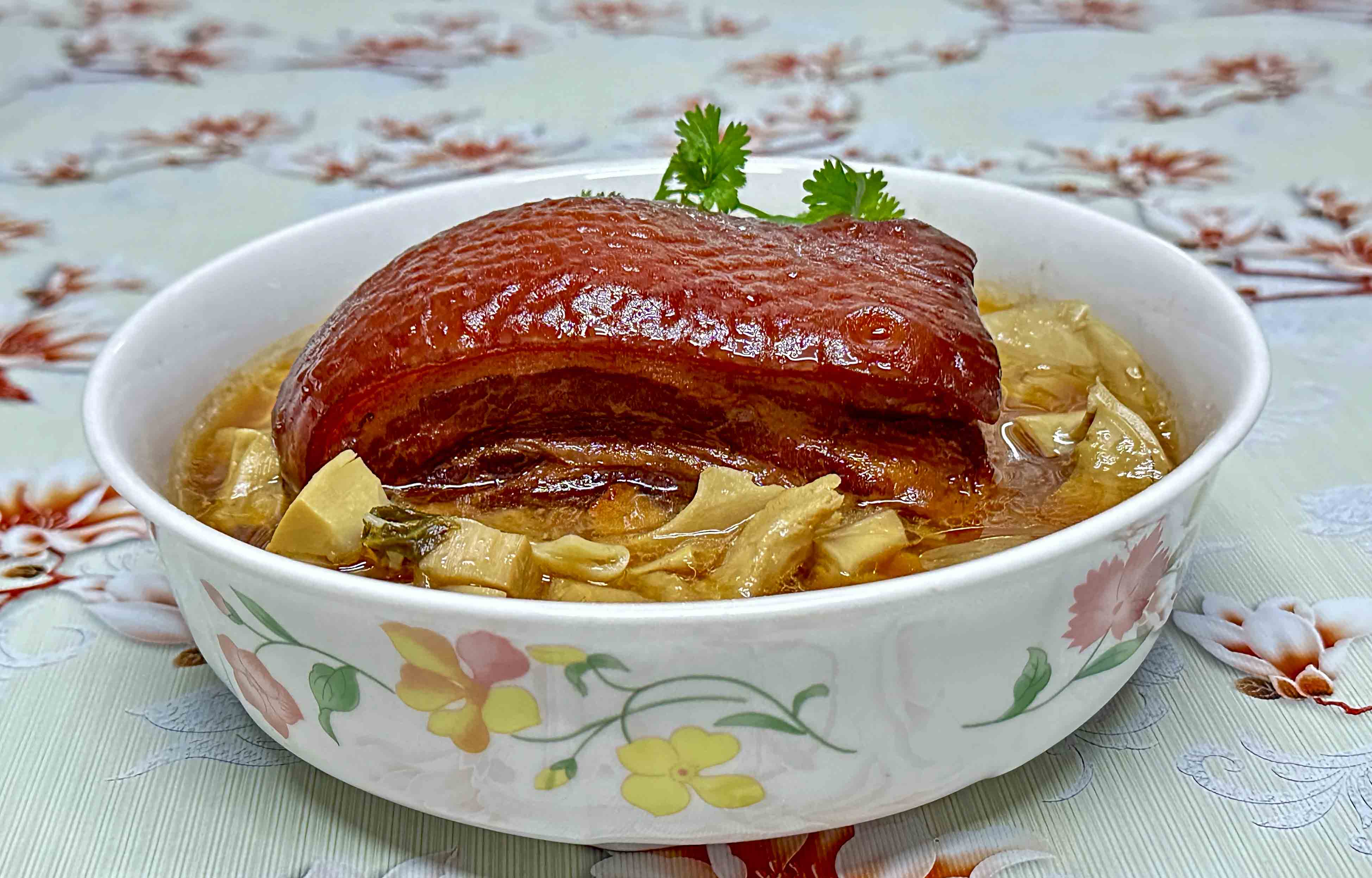 炆爌肉搭配桂竹筍乾的筍乾爌肉，是客家宴席必備的一道菜。蕭秀琴攝