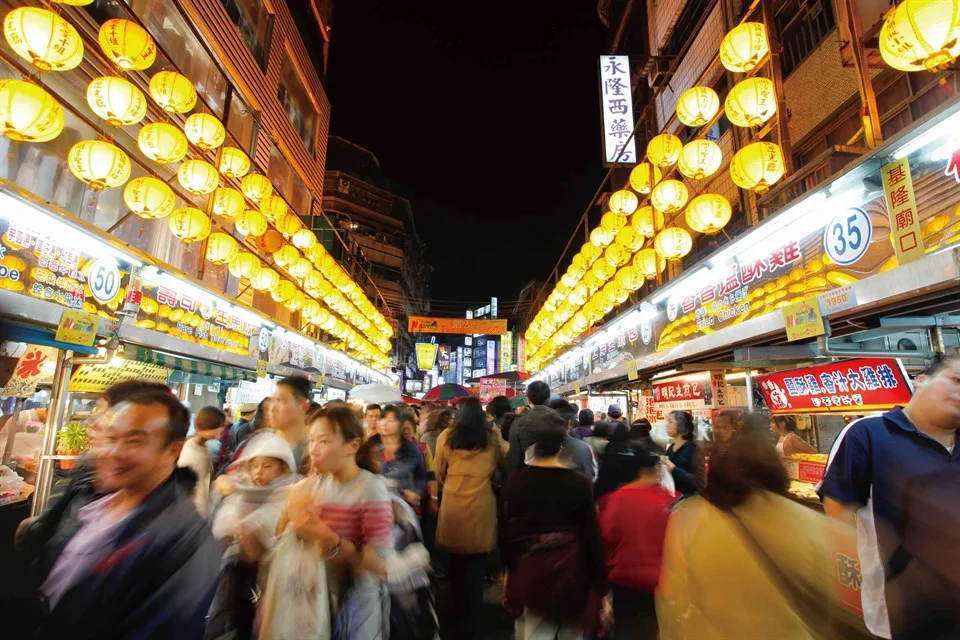 國內外旅客必去的美食集結地「基隆廟口夜市」。北海岸及觀音山國家風景區管理處提供