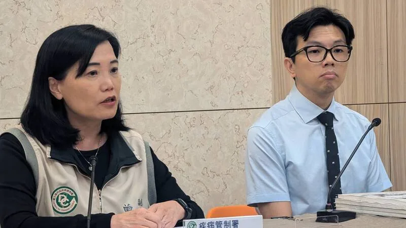 發言人曾淑慧(左)說明,疾管署預測指出目前疫情正在上升到持平的階段,預計最高峰會落在11月下旬,12月下旬才會脫離流行期。疾管署提供
