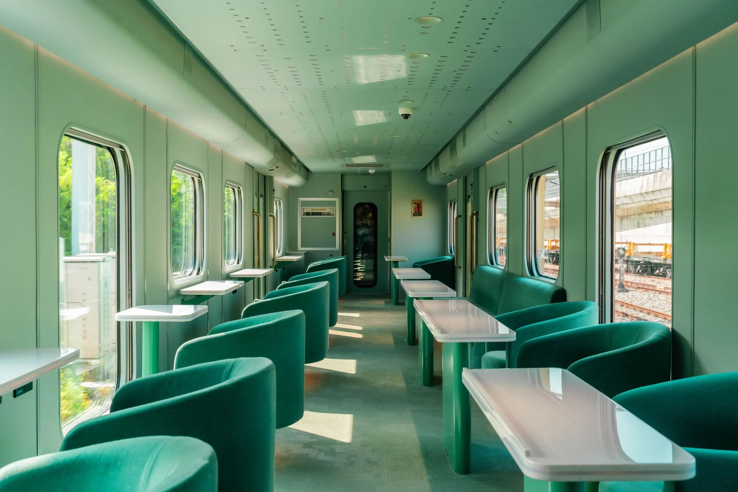 海風號為湛藍翠綠漸層色車體，車廂全座位均為面海。雄獅旅遊提供