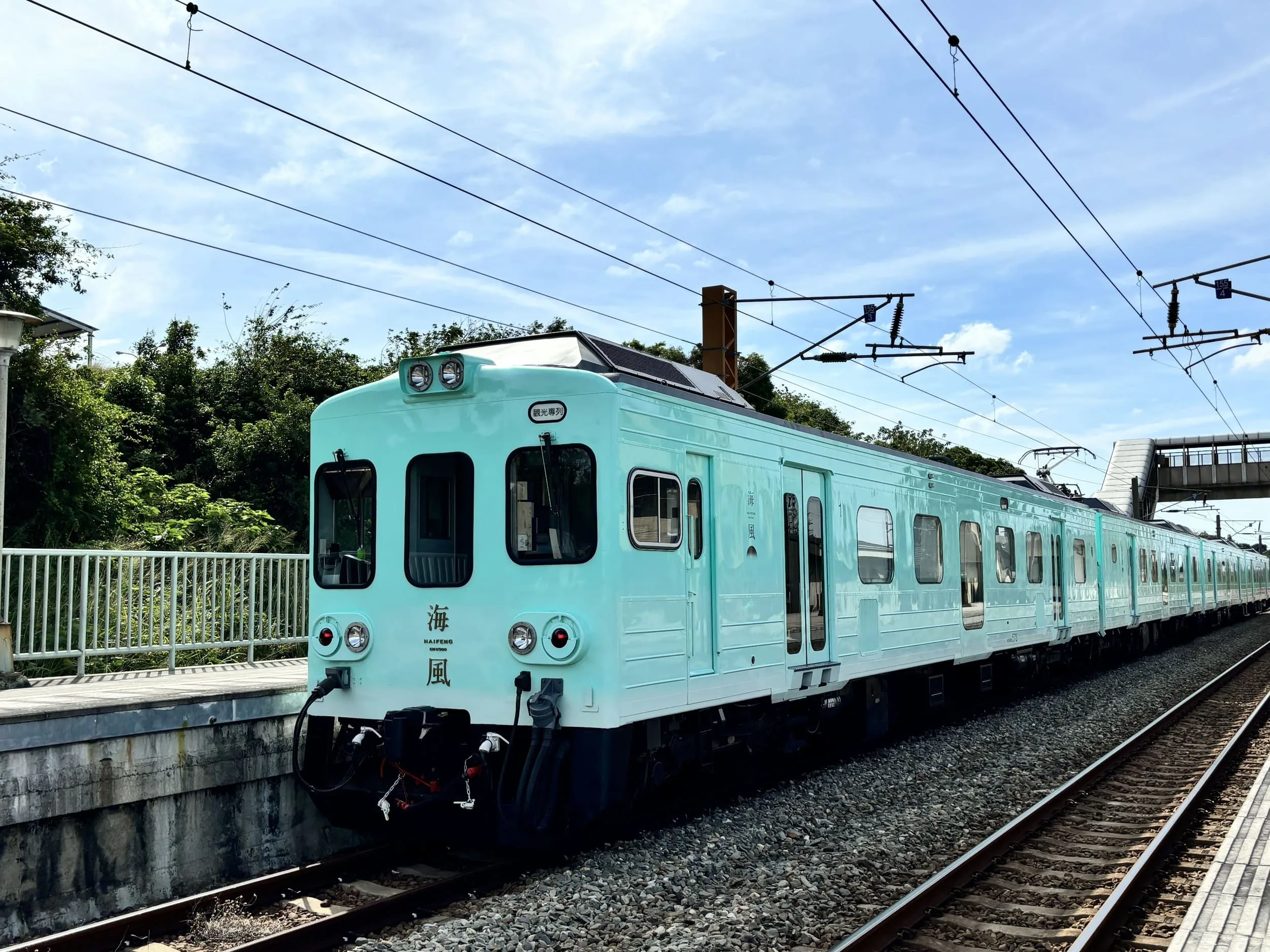 海風號是首台以海線風貌為主題的觀光列車。雄獅旅遊提供