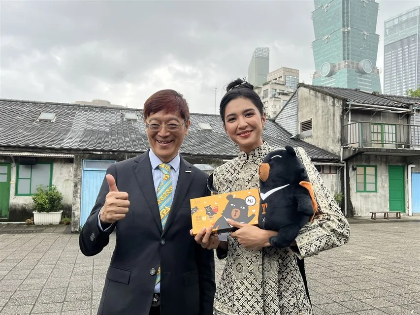 觀光署副署長林信任突擊拍攝現場，贈送穆斯林認證的鳳梨酥禮盒給Mikha。交通部觀光署提供