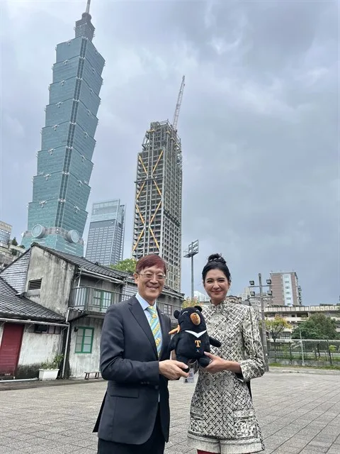觀光署副署長林信任突擊拍攝現場，贈送喔熊頸枕給Mikha。交通部觀光署提供