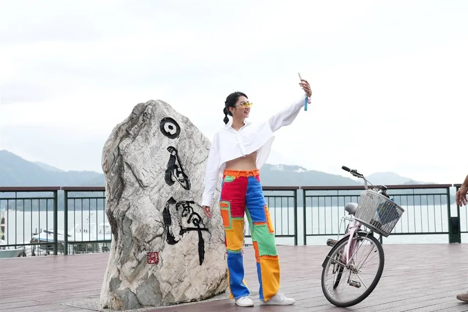 Mikha來台拍攝觀光宣傳影片，到知名景點日月潭取景。交通部觀光署提供