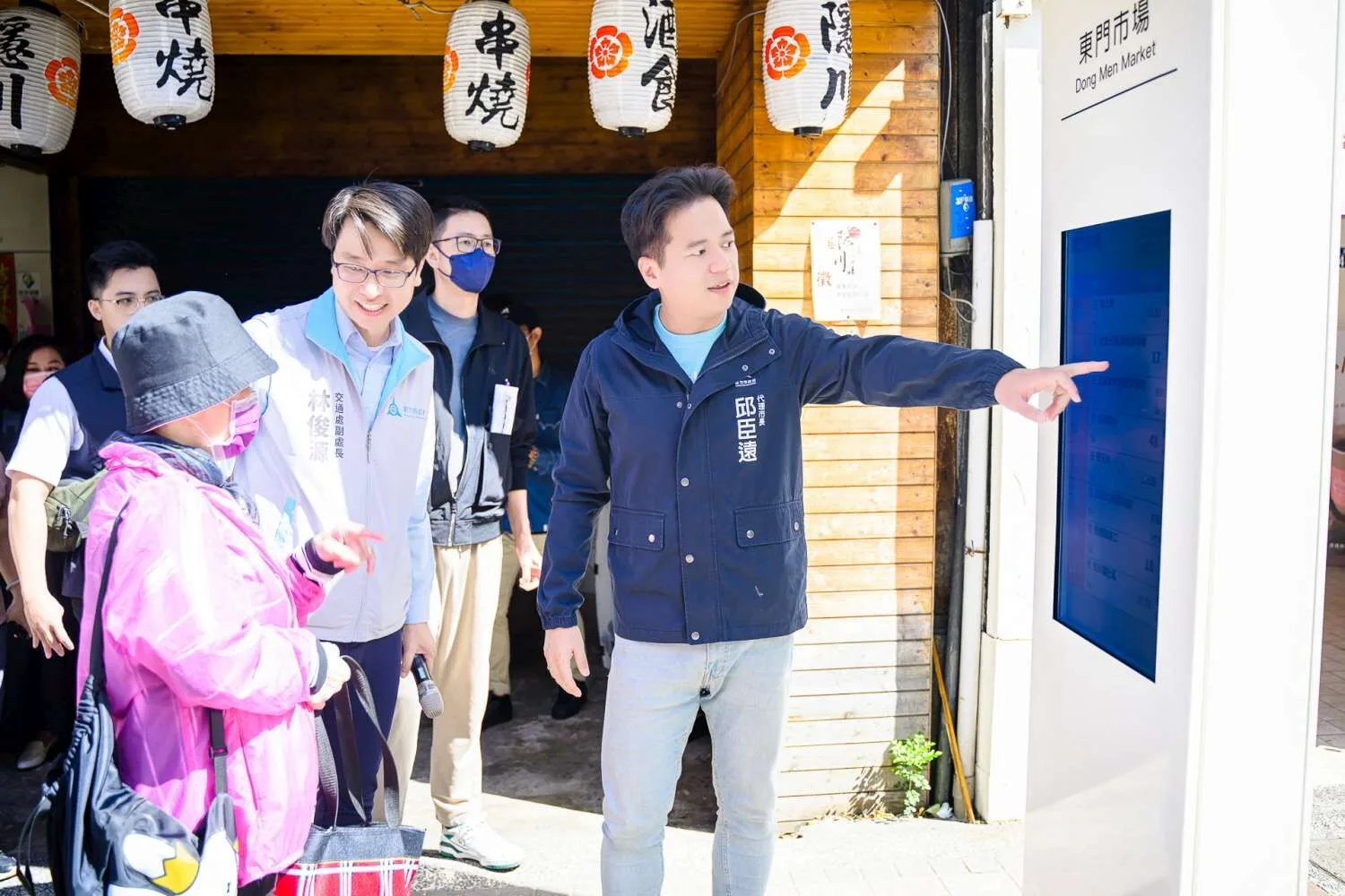 竹市首座智慧公車站牌啟用,代理市長邱臣遠稱是智慧交通里程碑。竹市府提供
