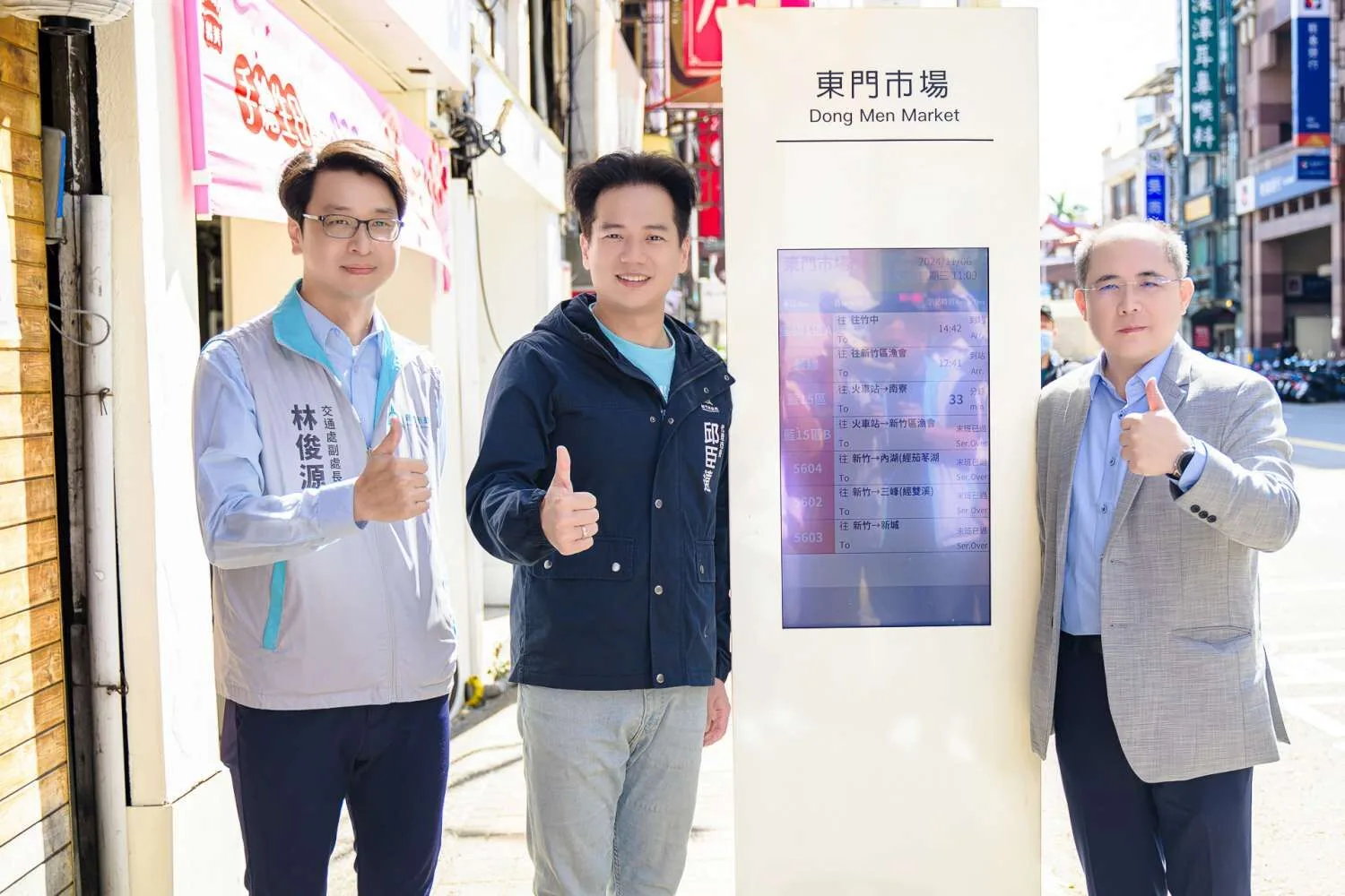 竹市首座智慧公車站牌啟用,代理市長邱臣遠稱是智慧交通里程碑。竹市府提供