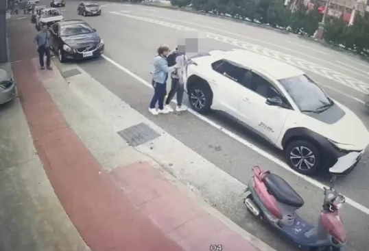 苗栗縣警查獲外籍華人詐騙車手。苗縣警提供