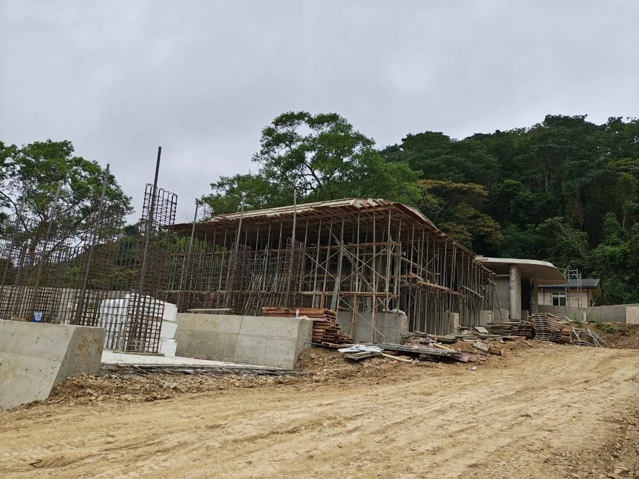 五峰鄉大隘第一公墓興建納骨牆及環保樹葬區,預計2025年1月完工啟用。 新竹縣政府提供