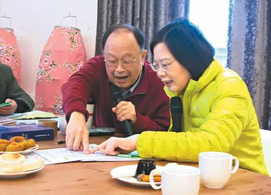 自稱「客家妹」的蔡英文拜黃永達教授為師,曾勤學客家話。照片取自「我是台灣人,台灣是咱的國家」臉書
