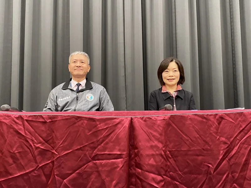 台灣將引進印度移工，勞動部今天召開說明會，勞動部長何佩珊（右）表示，雙方近日召開首次工作會議並達成多項共識，初期以傳產製造業引進優先。中央社