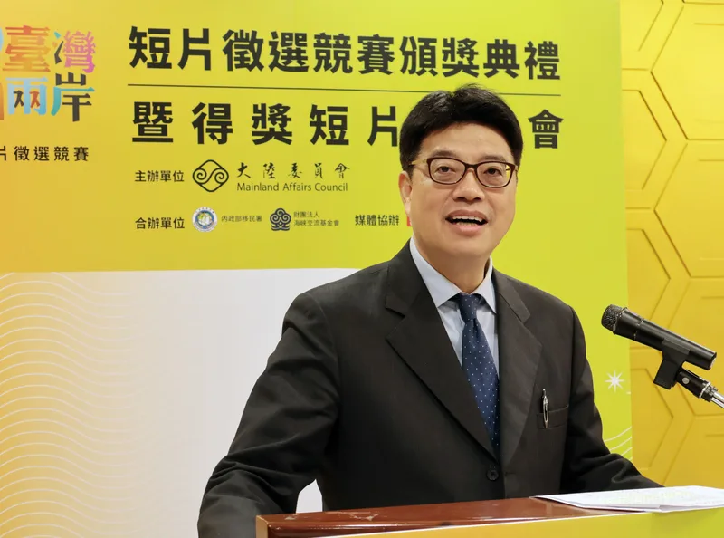 大陸委員會主委邱垂正8日出席「eye台灣win兩岸」頒獎典禮，針對陸配立委一事，於會後受訪回應。中央社