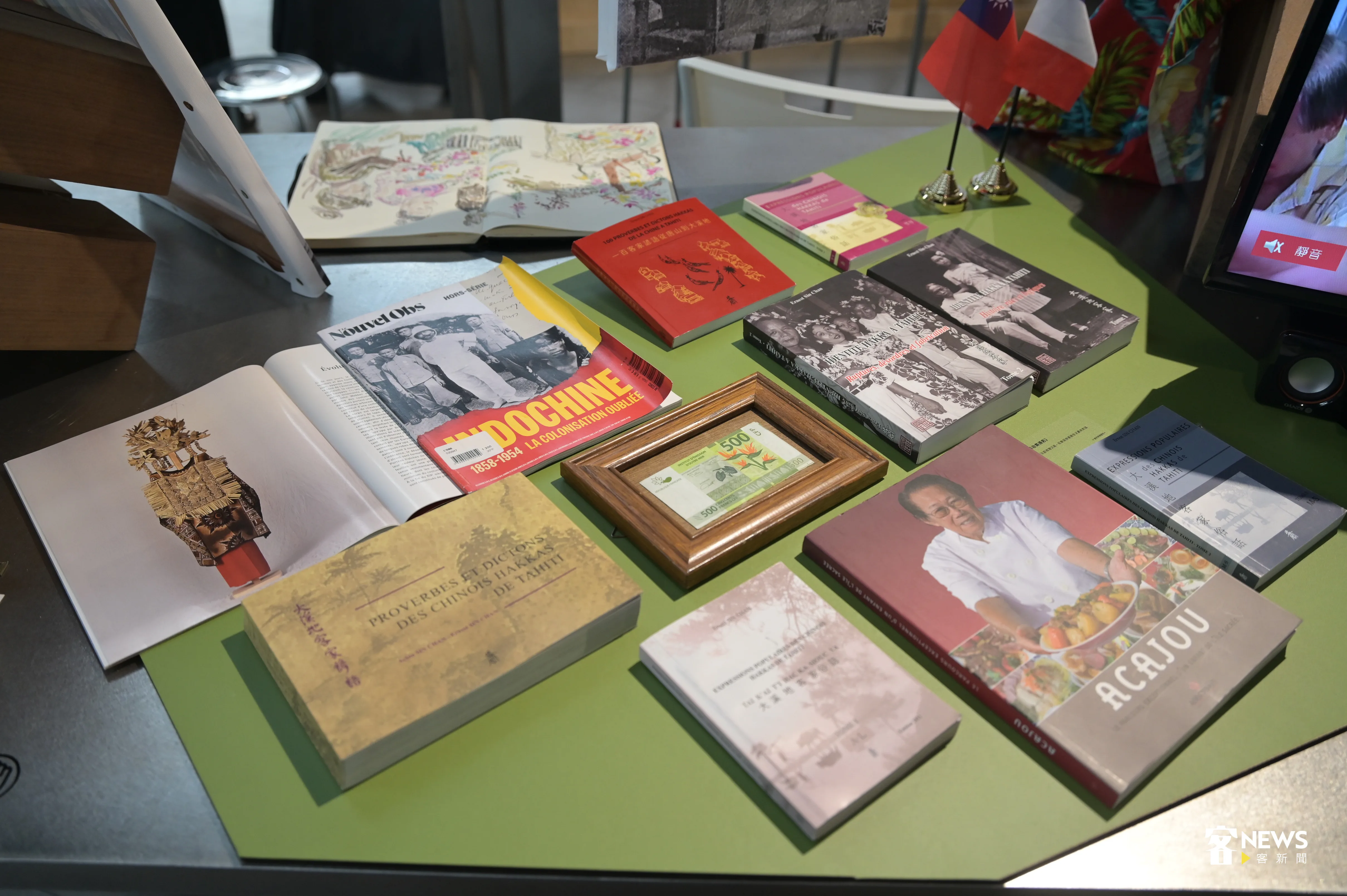 江凱群展示法屬大溪地客家諺語書本。洪俊傑攝