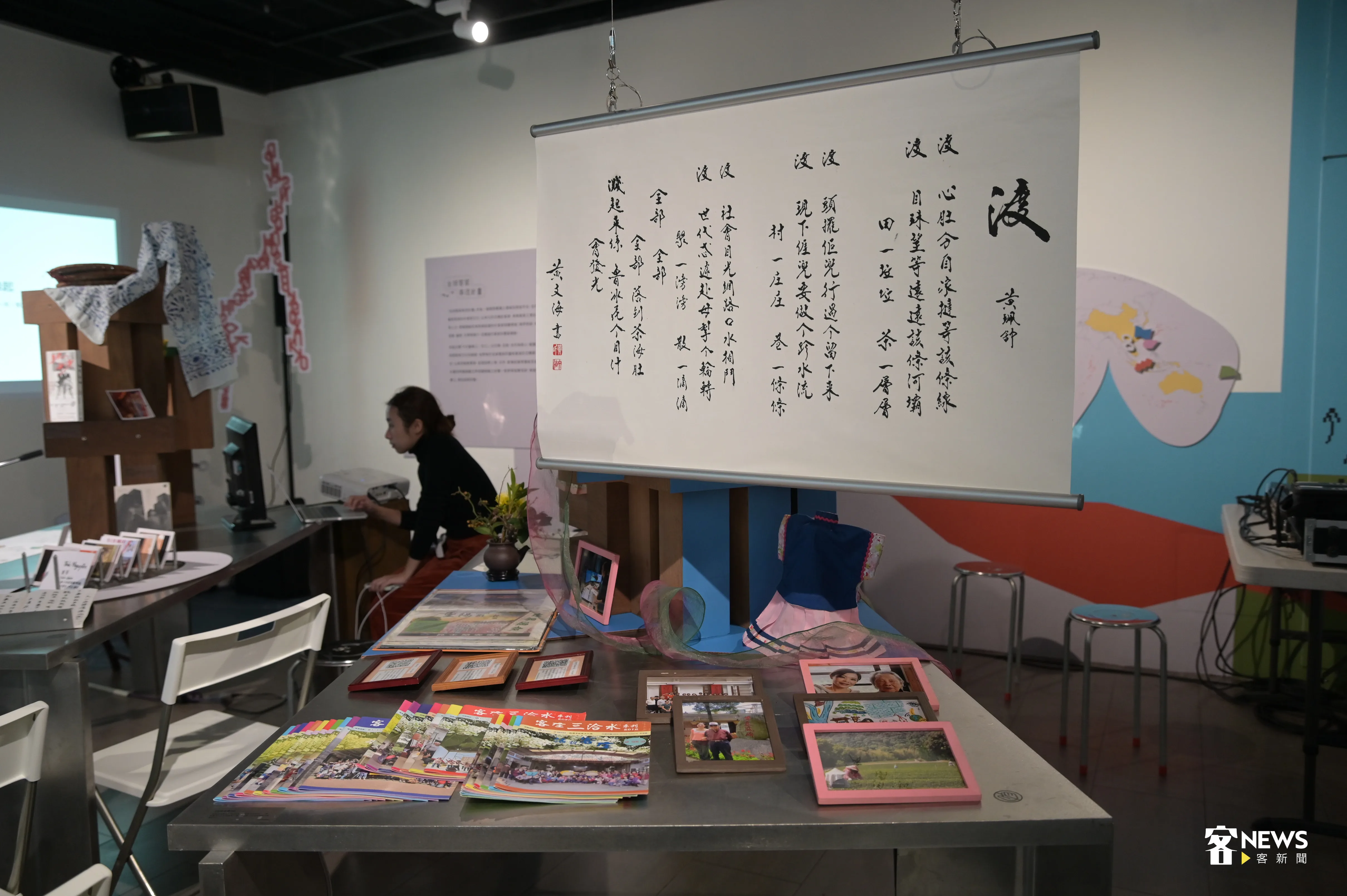 黃珮舒作品「渡」,讀者可看文字並念誦。洪俊傑攝