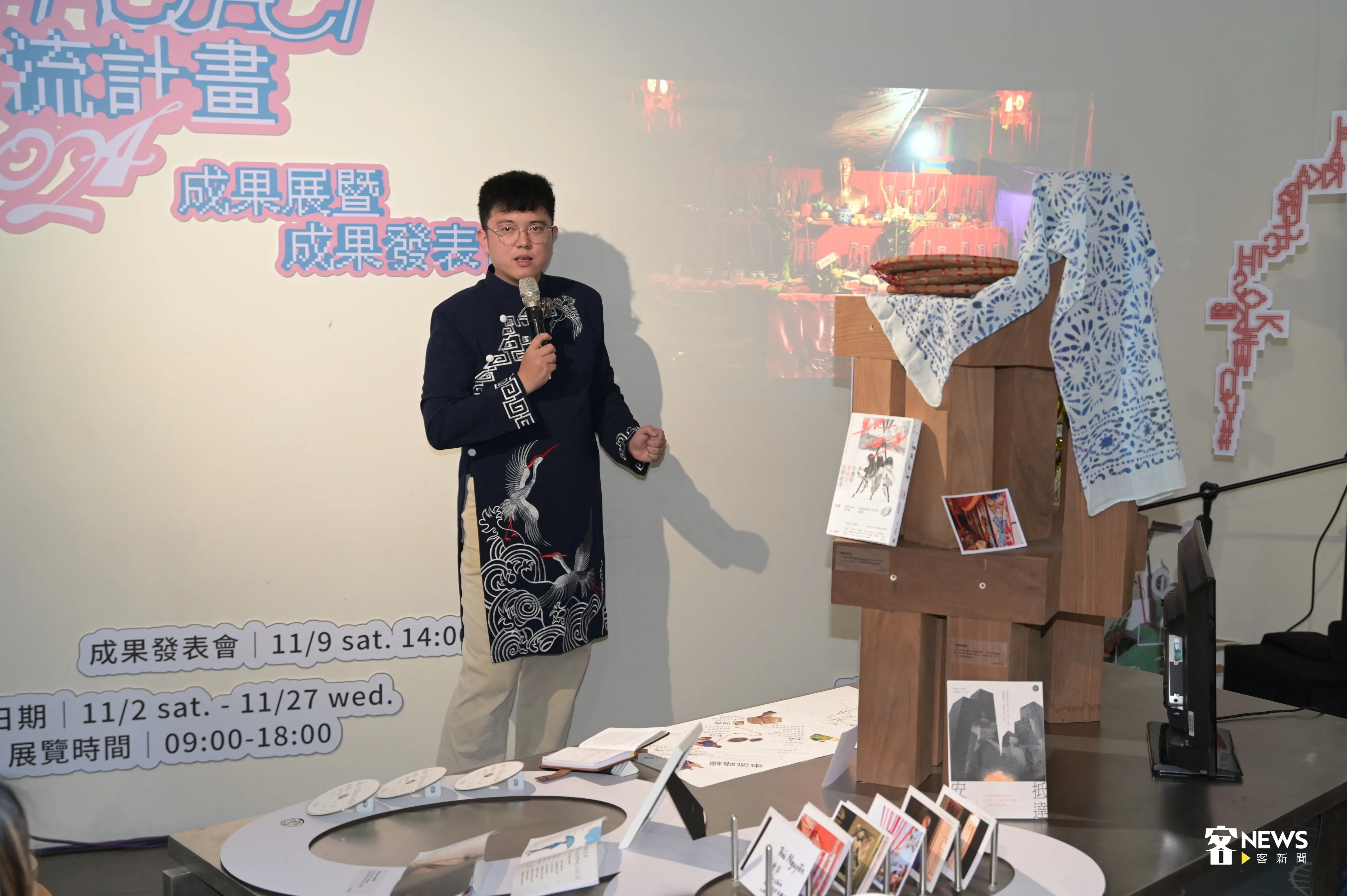 徐俊文穿越南當地特色衣服長襖,述說在越南的點點滴滴。洪俊傑攝