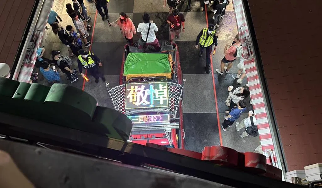 日本盛岡山車在花蓮巡遊前導車,竟出現「敬悼」「敬輓」等字樣。民眾提供
