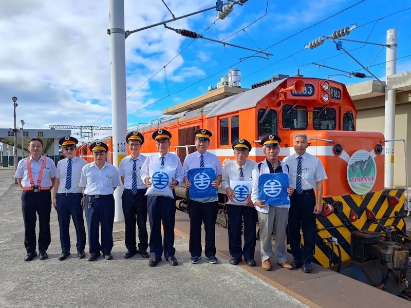 總統花車33年前首次、也是唯一營運，4名當年擔任環島任務的司機員今天一起搭乘總統花車。台鐵提供