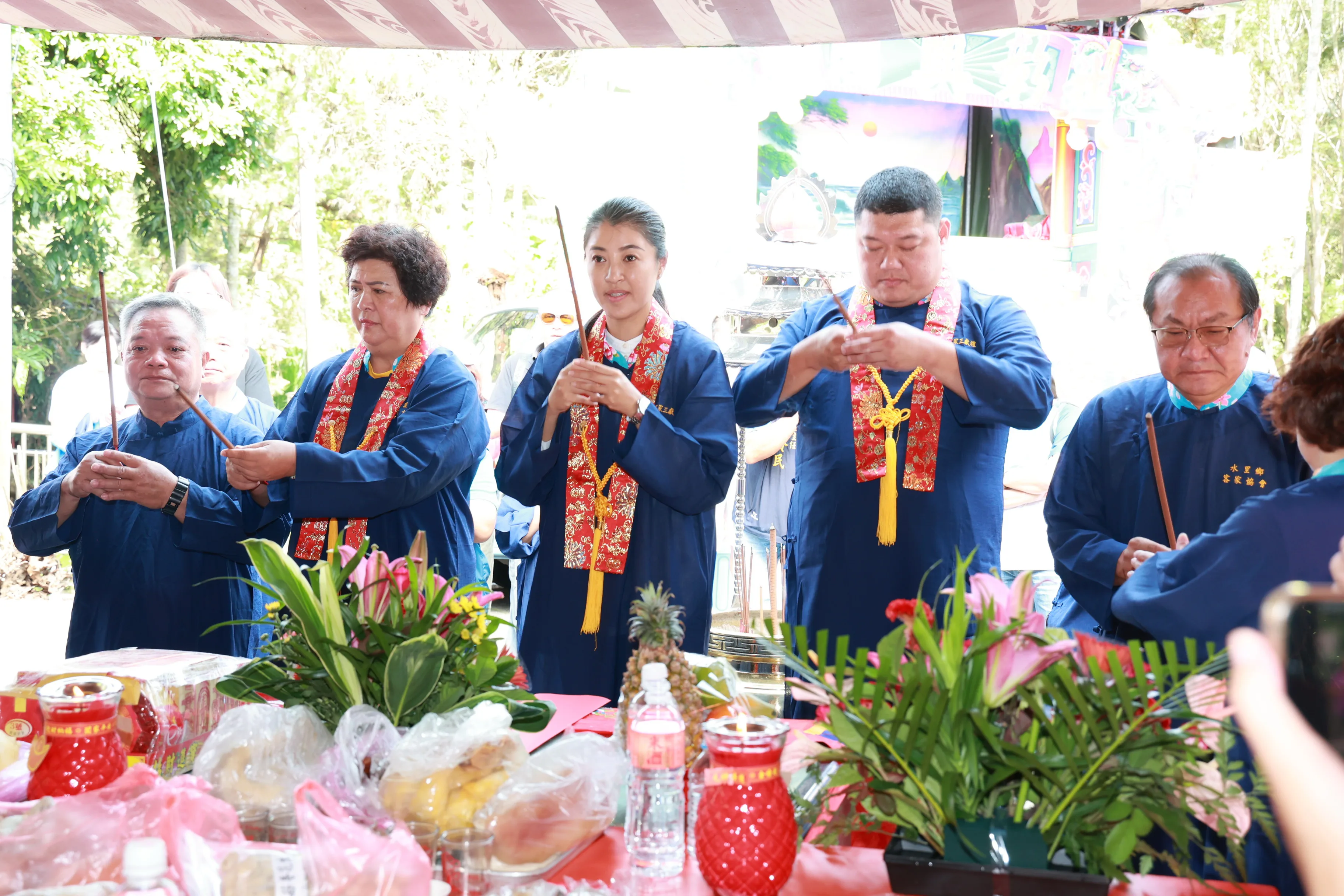 許淑華9日到水里鄉新興村,參加「好客伯公祈福」及節能減碳宣導活動。南投縣府提供