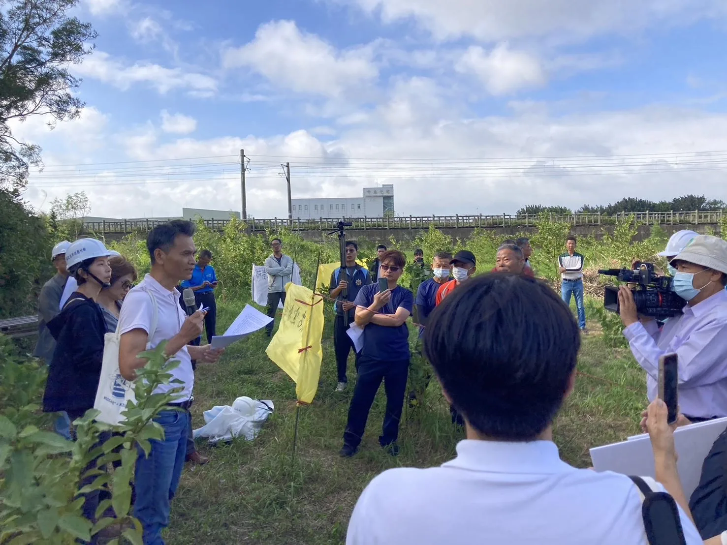 暫定古蹟湖口八卦窯11日現勘時，支持與反對者都到場關切、對陣。竹縣府提供