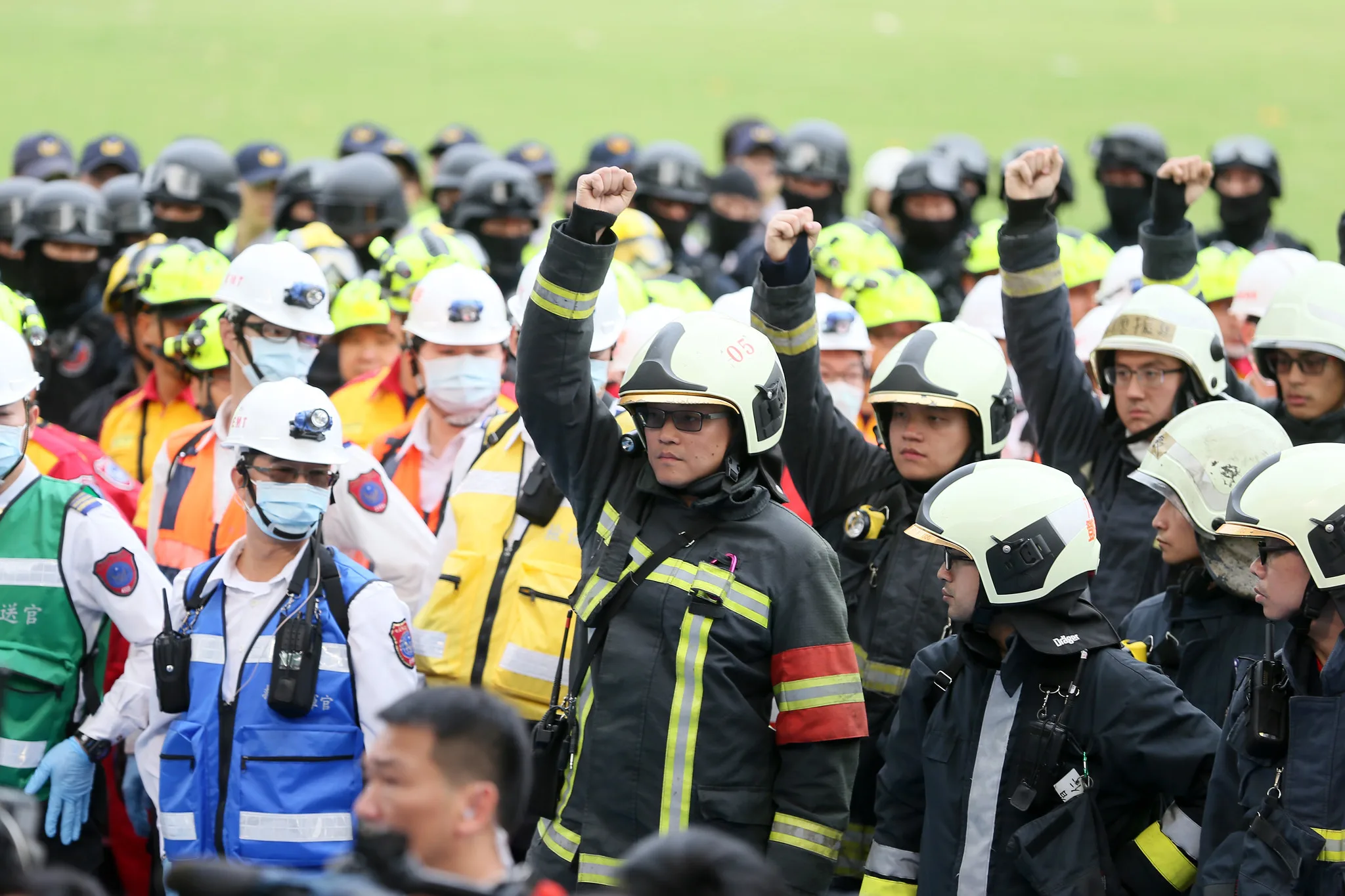 立法院今天(12日)三讀修正通過《消防法》部分條文,盼保障消防人員權益。總統府提供