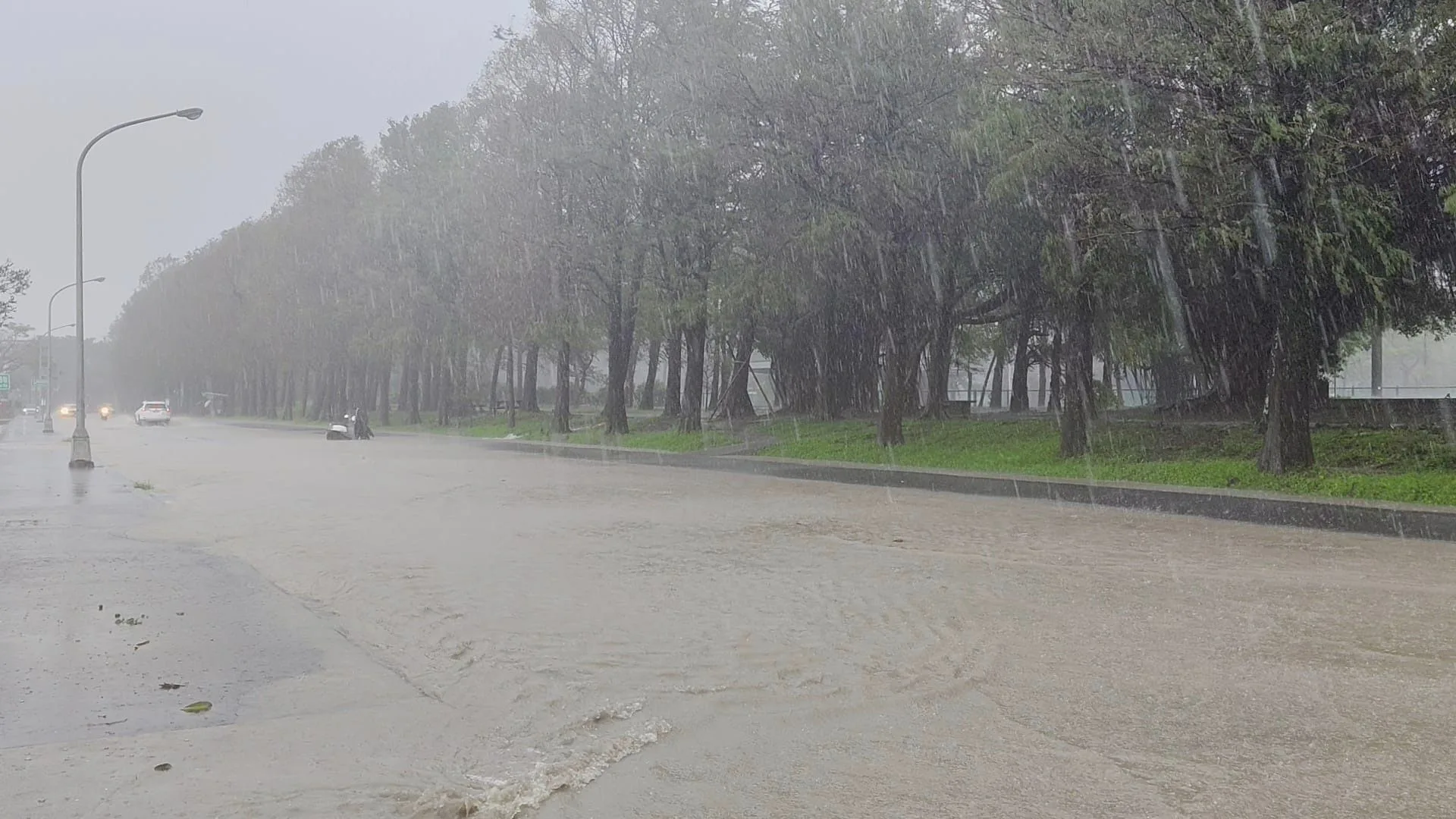 宜蘭羅東今天豪雨造成積水。翻攝攝羅東鎮北成里里長羅暳鎂FB
