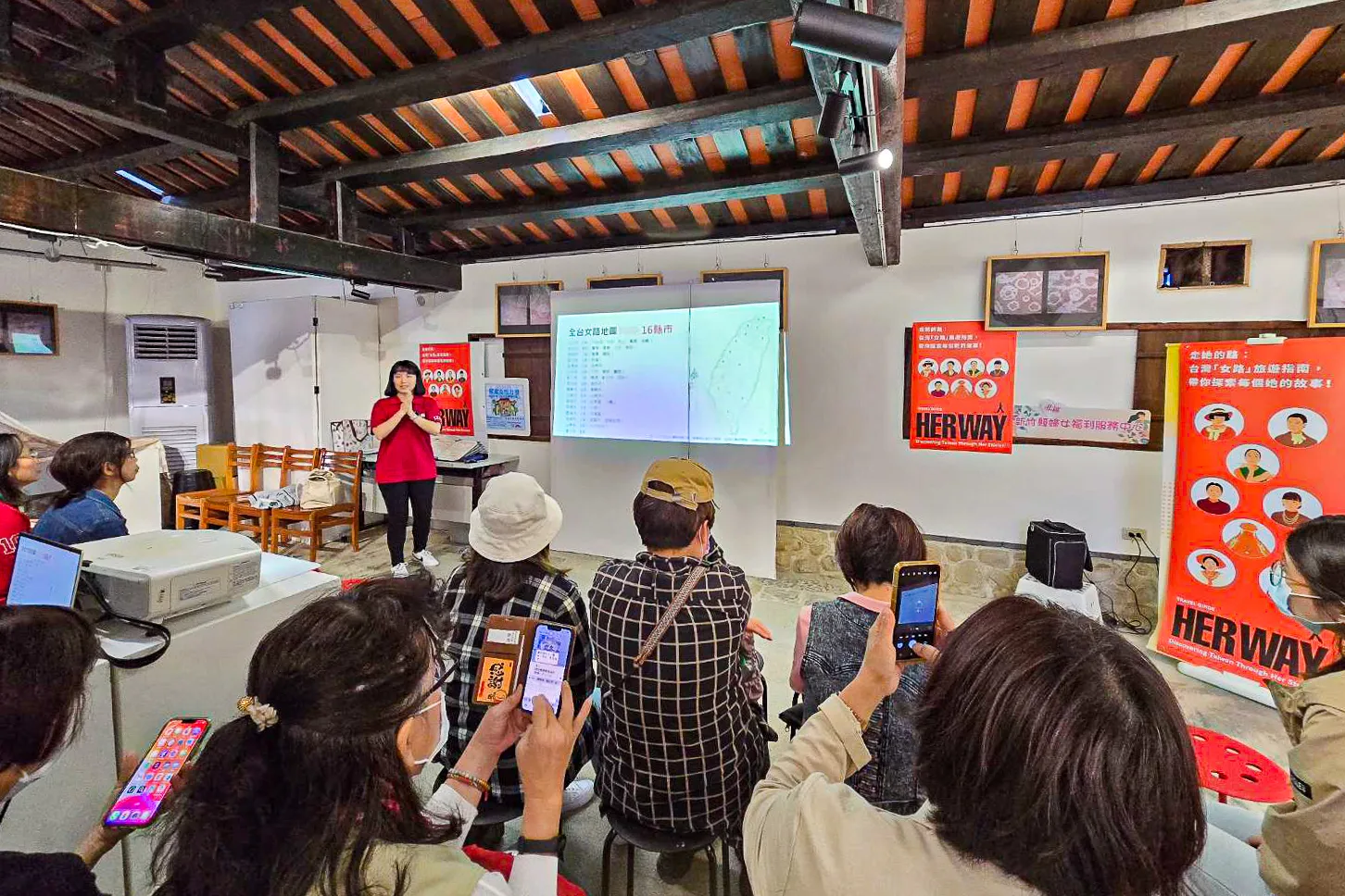 新竹縣政府7日在新埔潘屋舉辦「《走她的路：台灣女路旅遊指南》新書分享暨新埔女路導覽員授證活動」。取自新竹縣南區婦女福利服務中心臉書粉絲專頁