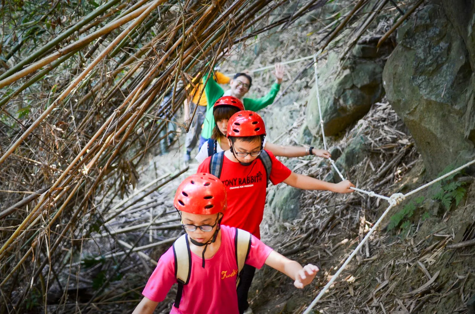 福安國小的學生翻越靈山古道作為畢業生的挑戰。高雄市客委會提供