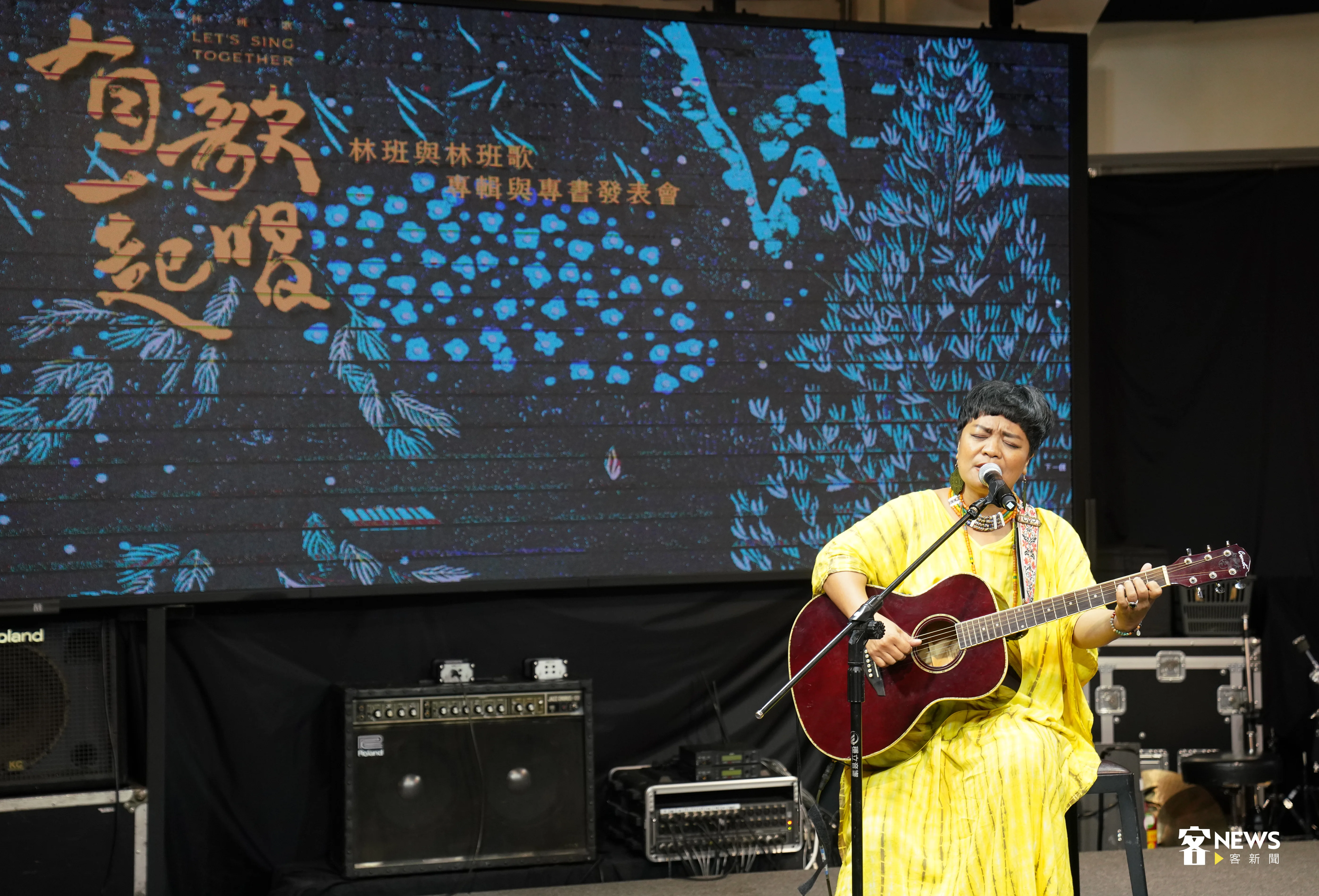 排灣族歌手黑妞，演唱專輯歌曲。洪俊傑攝