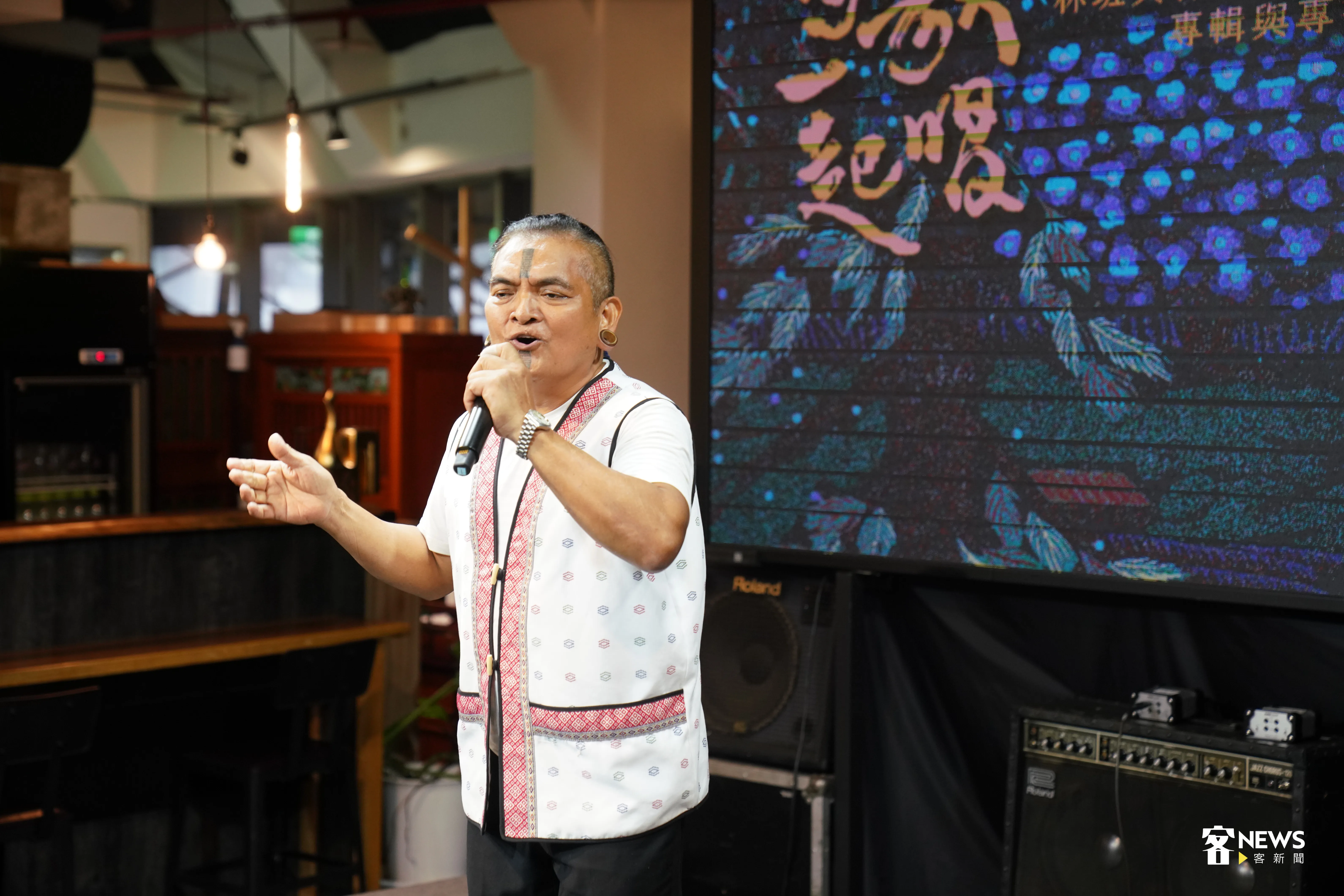 太魯閣族歌手伊祭•達道，演唱專輯歌曲。洪俊傑攝