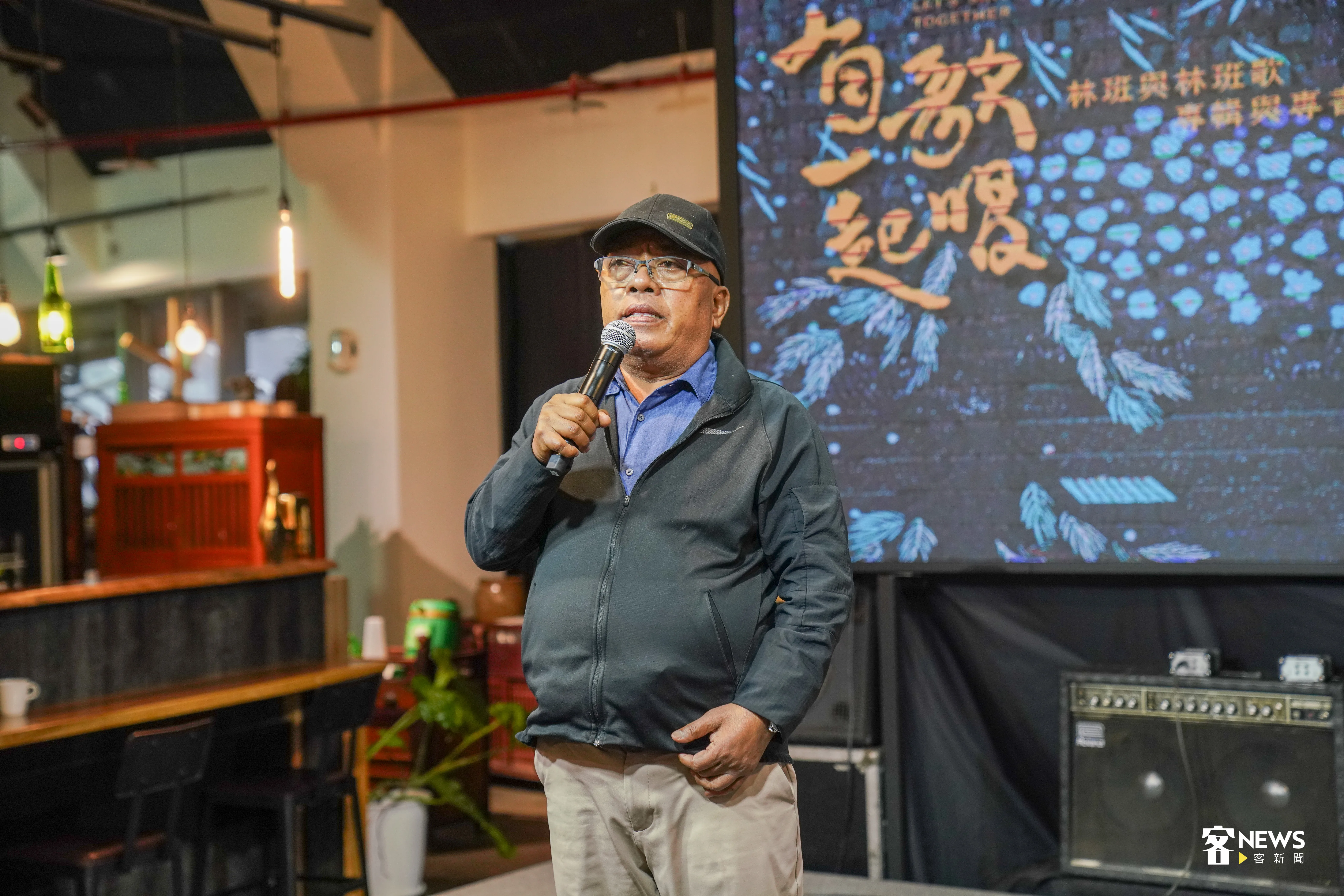 包勝雄分享林班及林班歌故事。洪俊傑攝