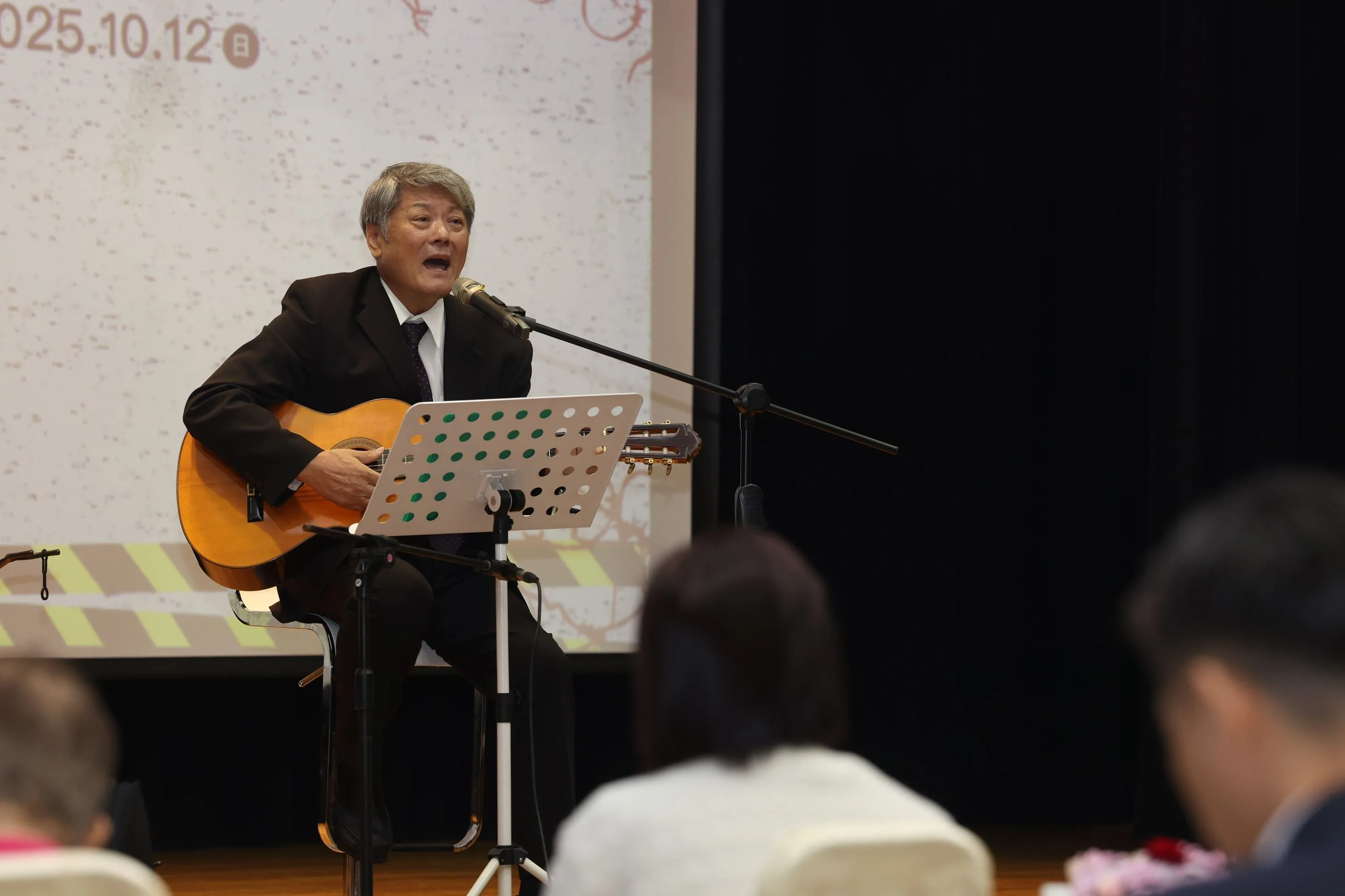 資深音樂人王明哲演唱其創作歌曲《故鄉的月較圓》和《永遠的故鄉》。文化部提供