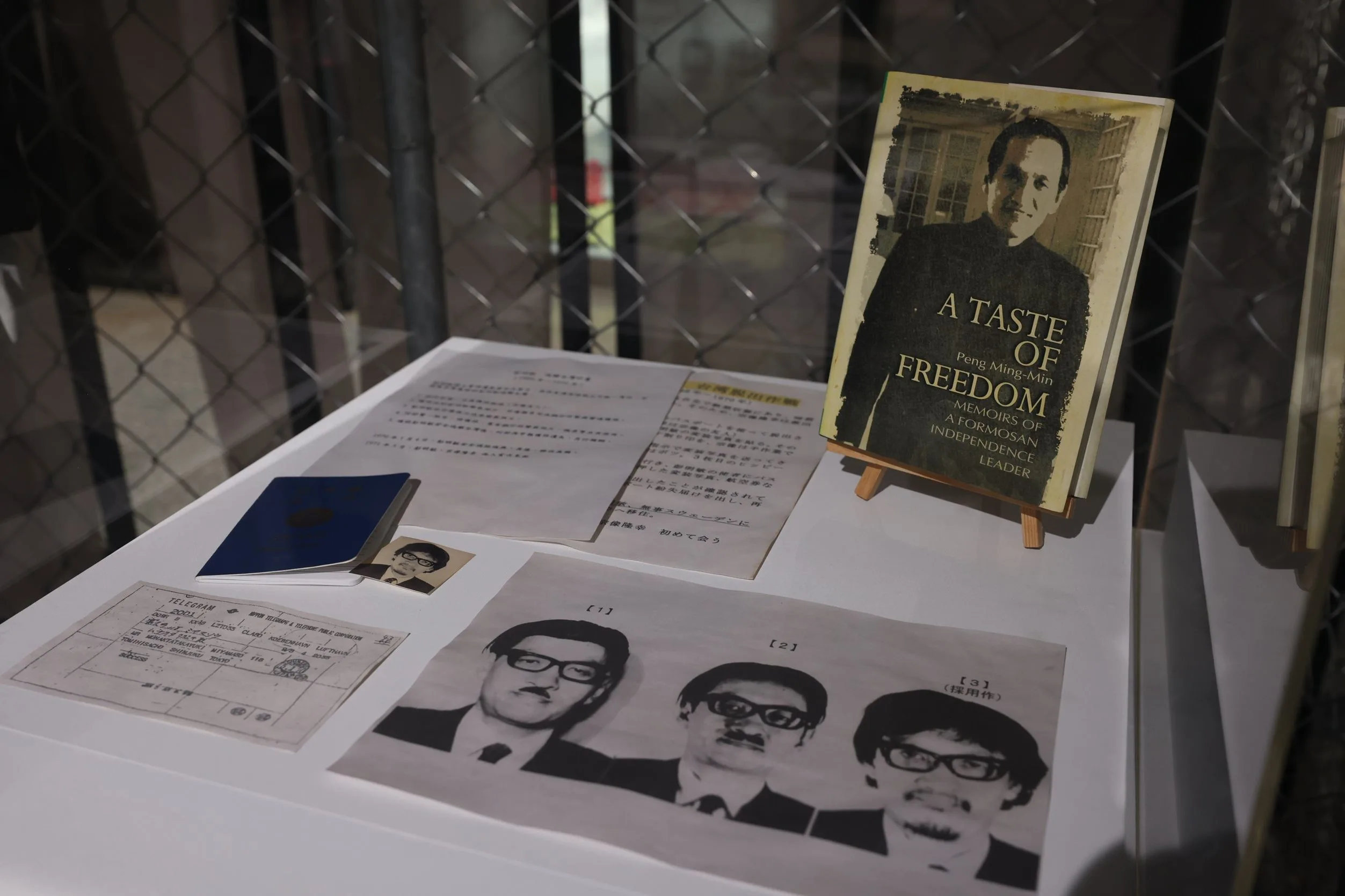 《突破封鎖線 戰後黑名單特展》展出彭明敏的逃脫計畫、使用的假護照、電報資料等。文化部提供
