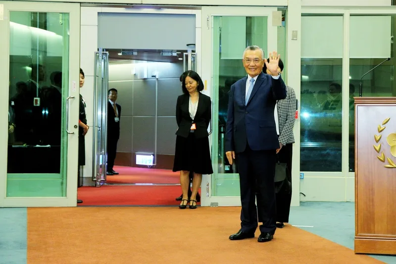 台灣領袖代表、總統府資政林信義昨（12）日晚間啟程前往秘魯。中央社