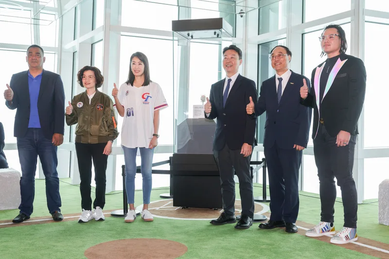 交通部長陳世凱（右3）、觀光署長周永暉（右2）、台北101董事長賈永婕（左3）、總經理朱麗文（左2）、富邦悍將總教練陳金鋒（左1）與球員張育成（右1）出席開展記者會。中央社