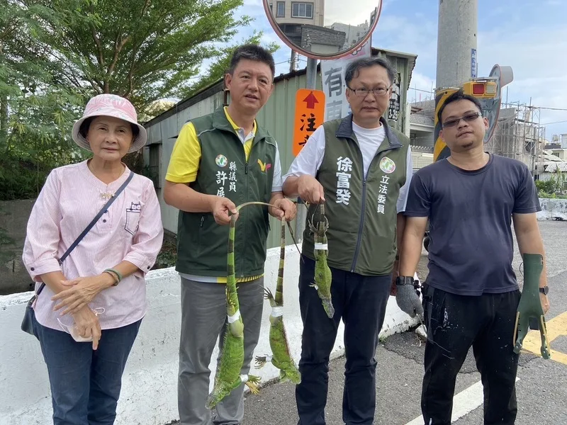 民進黨籍立委徐富癸（右2）、屏東縣議員許展維（左2）7日至屏東縣萬丹鄉會勘綠鬣蜥導致農損情形及防治綠鬣蜥成果。徐富癸辦公室提供
