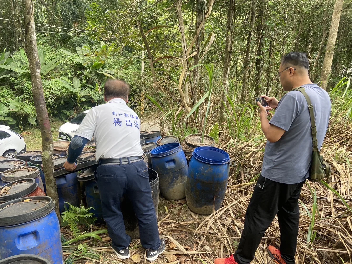 橫山鄉上坪南昌橋遭棄物45桶不明廢液桶,至少5年以上。楊昌德提供