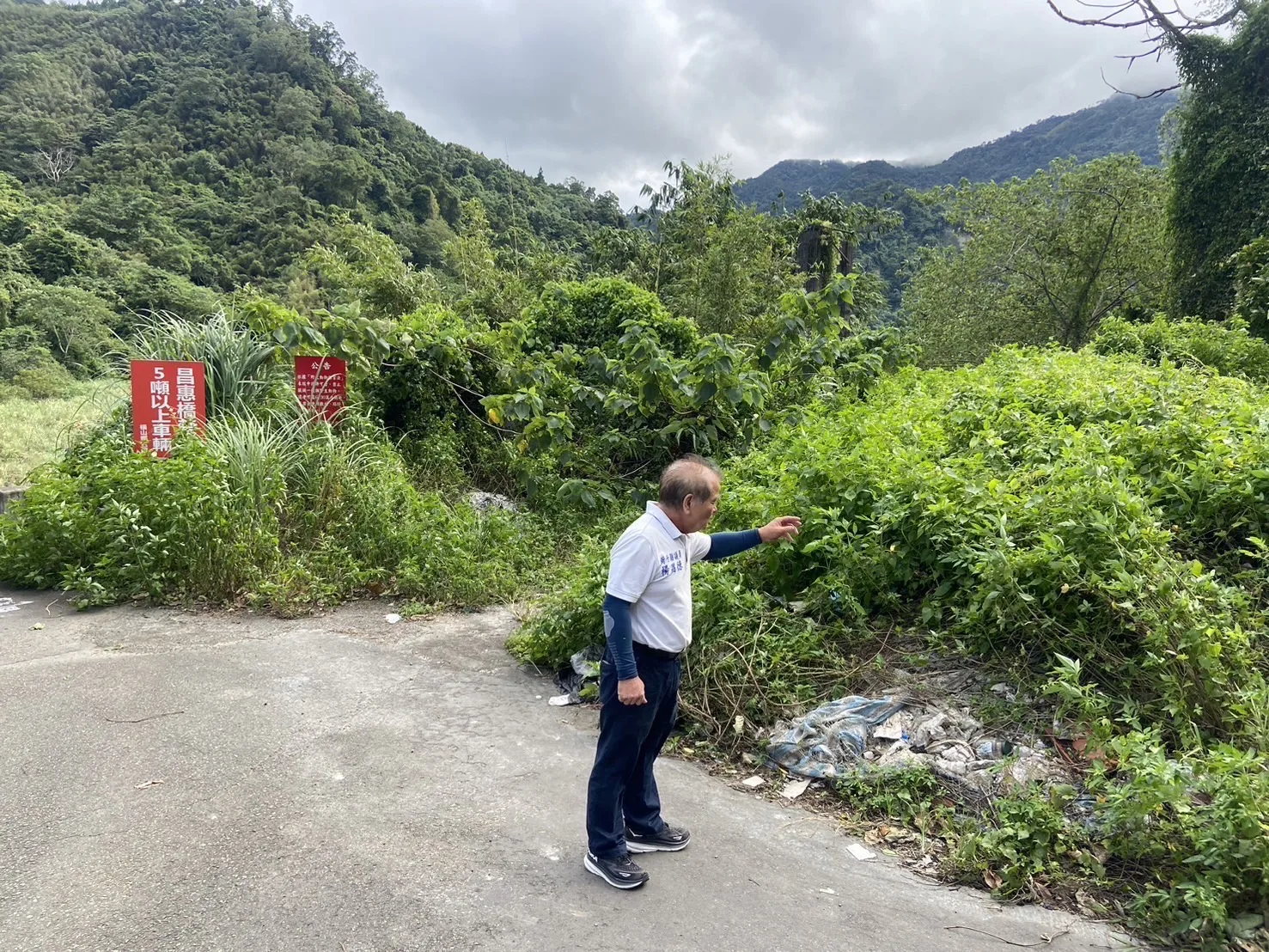 竹東鎮昌惠橋附近,遭棄置大量廢棄物。楊昌德提供