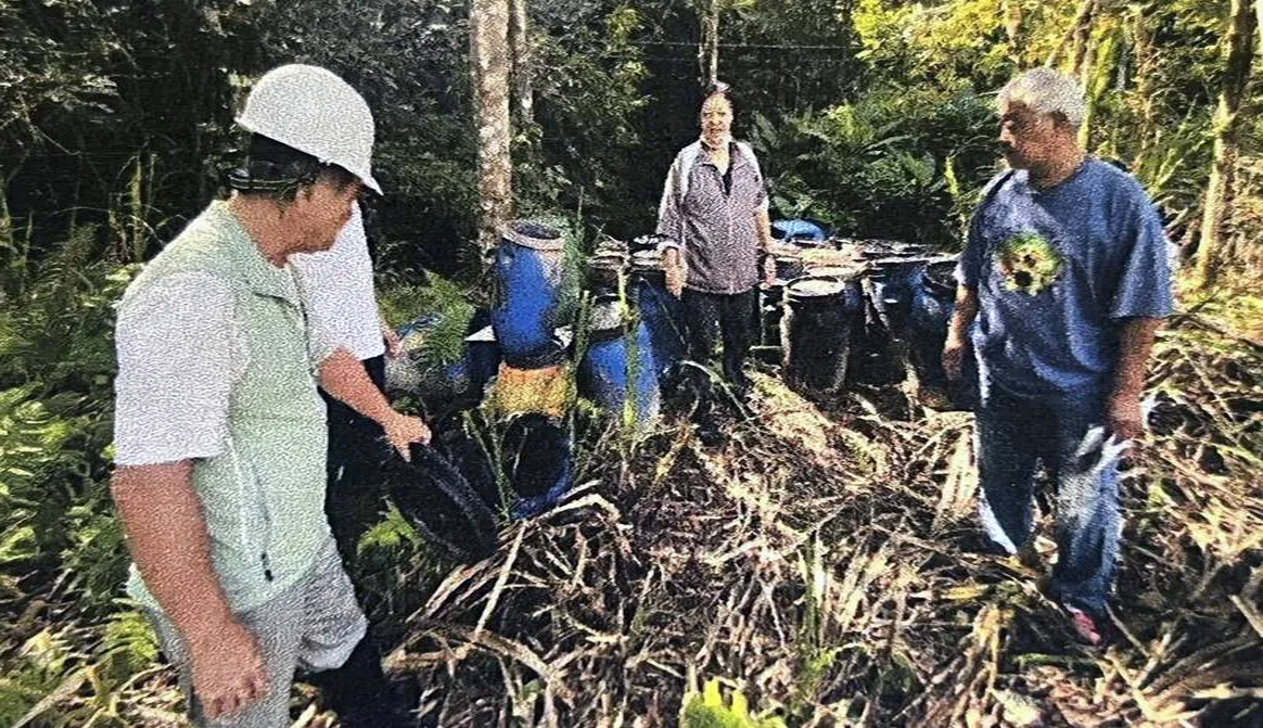 橫山鄉上坪南昌橋遭棄物45桶不明廢液桶,至少5年以上。楊昌德提供